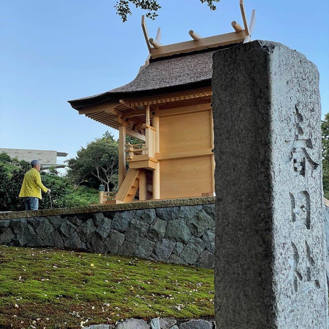 林信行さんのインスタグラム写真 - (林信行Instagram)「11月9日、杉本博司がさんが人生の仕上げの仕事と語る江之浦測候所が３周年を迎えた。 それに合わせて測候所の誕生秘話なども綴られた「江之浦奇譚」も発刊された。  3rd Anniversary of Enoura Observatory by Hiroshi Sugimoto  ３年前の江之浦測候所のオープンも大雨だったそうだが、３周年を祝うはずだった10月10日は台風が接近、今日に延期された。その会に、いつものように河邊徹也さんのお誘いで伺った。 晴れ男２人が参加したこともあってか、今日の江之浦はうってかわって見事な天気だった。大和ラウンジという琴とキーボードのユニットの演奏を聴いている間に見事な満月もあがってきた。  今日は江之浦を、何度も訪れている人が多い会。最初に新しくできたばかりのやしろ、春日社に案内された。 杉本博司が、どうしてもやっておきたかったという土地の地霊を祀る社づくり。古美術のコレクターでもある杉本さんは春日大社と縁を感じることが多かったということで、奈良の春日大社の御霊を招きたかったという。 　そこで出来てのが、最近、名和晃平さんも作品にしていた鹿の神話。春日の神は常陸の国から鹿の背に乗って春日に飛来したという物語。 　その際には必ず、相模湾の江之浦のあたりを通ったはず、というストーリーで春日大社を説得をしたという。この辺り、さすが杉本さんだ（笑）。  　10月最終日で満月でハロウィン。今日は香川で２件、東京で４～５件、神奈川でも２件ほどのお誘いがあり、鎮守百年前夜の明治神宮の夜間参拝も行われた予定密集日。 　でも、河邊さんに「とにかく何よりも江之浦を優先したい」とお願いしていたが、やはり来て正解だった。  　数千年後の人類が「江之浦測候所」の跡地を見て「古代人はなんでこんなものをつくったのだろう」と思わせようというのが杉本氏のロマン。その江之浦には石一つ、みかん一つにも膨大なストーリーが編み込まれている。 　満月をバックに杉本さんが炭坑節を歌った三周年の宴というのもそうした膨大なストーリーの一つ。 　そのストーリーの一部として過ごせたことをありがたく思う。 （今日、お誘いを受けていた他の方々、スミマセン！この後もつづくものは頑張ってできるだけ伺うようにします！）。  #江之浦測候所 #杉本博司 #江之浦奇譚 #春日社 #EnouraObservatory #HiroshiSugimoto」10月31日 23時14分 - nobihaya