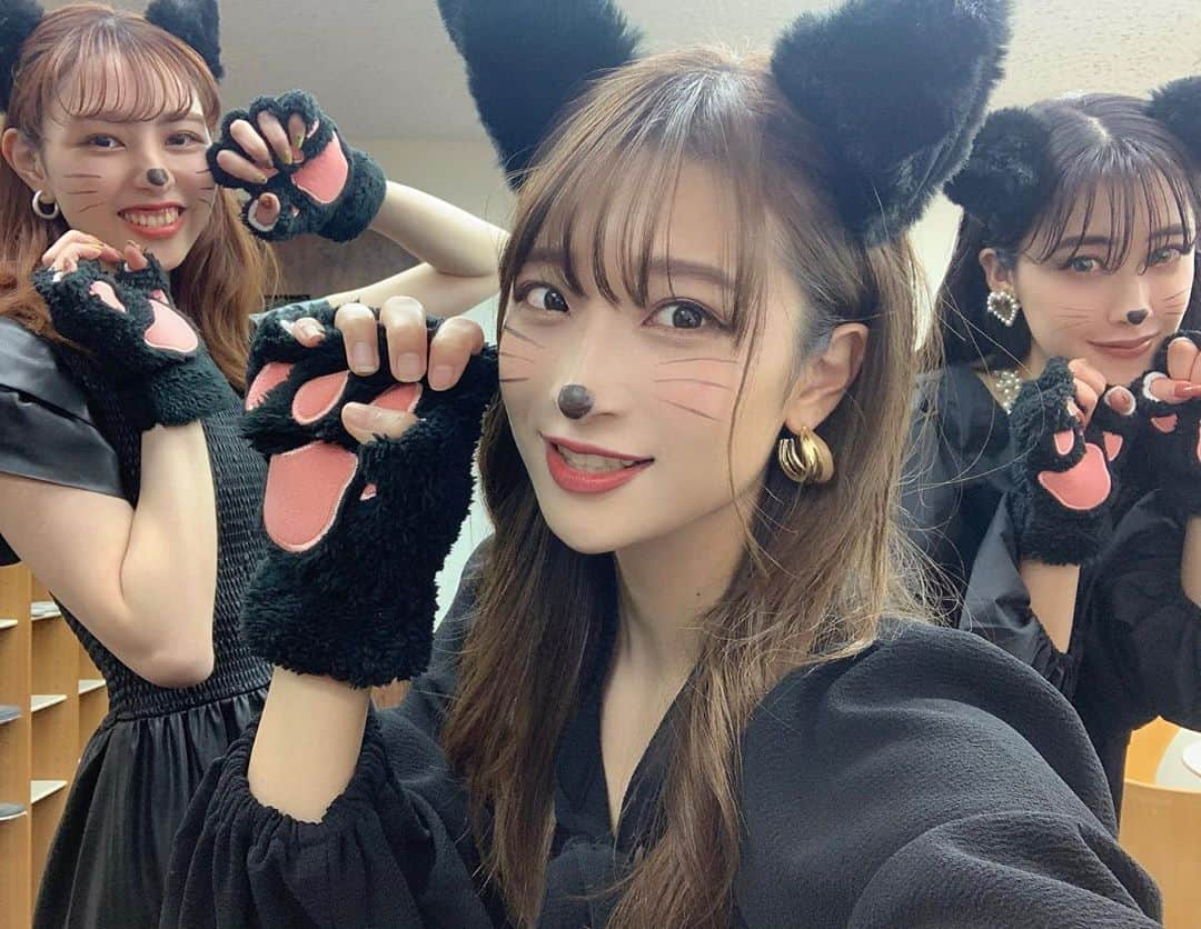 小林ひかるのインスタグラム：「🎃 今日はファンクラブイベントお越しくださった皆さん本当にありがとうございました☺️💗  今年も皆さんとハロウィンを一緒に楽しむことができて、そしてにへちゃんのバースデーをみなさんと祝えて嬉しかった〜🥰 ありがとうございました！ Happy Halloween🎃✨  #pinkcres #halloween #猫」