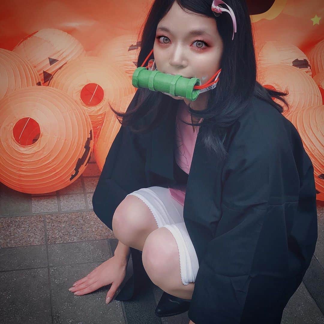 のインスタグラム：「Happy helloween "Maika👻"  着替えの時間が20分位しかなくて、 メイクが出来なかったからアプリで加工してみた👁すごいなぁ最近のアプリ…ボタンひとつで…（ボタンって言ってる時点で昭和） このくらいしっかりやりたかったなぁ…  どう見ても私はねずこというよりジャイアント馬場さん寄りなんだけどなぁ…  でもスタッフさんが作った小物が最高でした🙌✨ もっと紹介したかったなぁ…  着物の丈が短くて（私がでかいのか）立つとドリフみたいだったなぁ…  仕事でなければ一生ねずこをやる事は無かったと思います。 結果、いい思い出になりました😊 ご協力をいただいた皆様、本当にありがとうございました✨  #ハロウィンコスプレ  #ハッピーハロウィン #happyhelloween #鬼滅の刃  #肴町アーケード #じゃじゃじゃTV #中継 #街頭インタビュー #鬼滅の刃 #でっかい人間」