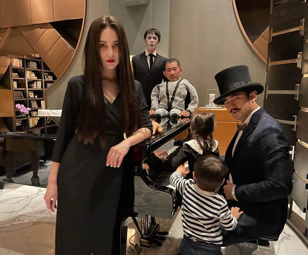 ハンナ・クインリヴァンのインスタグラム：「Trick or Treat 👻 ? Happy Halloween from Chou Family 🎃」