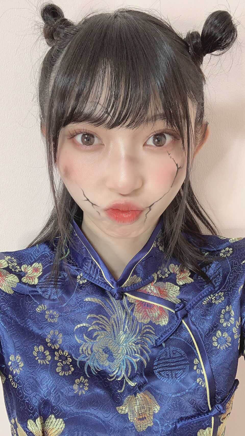辻野かなみのインスタグラム：「❤︎﻿ ﻿ HAPPY HELLOWEEN🎃🍭﻿ ﻿ チャイナ🙏🏻﻿ ﻿ 姉のお下がりで仮装してみた💕﻿ ﻿ 👻trick or treat🍬﻿ ﻿ お菓子ちょーだい🤲🏻😆﻿ ﻿ ﻿ #ハロウィン #10月 #仮装 #チャイナ﻿ #HAPPYHELLOWEEN ﻿ #instagood #instalike #followme﻿」