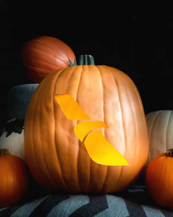 アメリカン航空のインスタグラム：「Traveling this #Halloween? Have a gourd time and wear a face covering!」