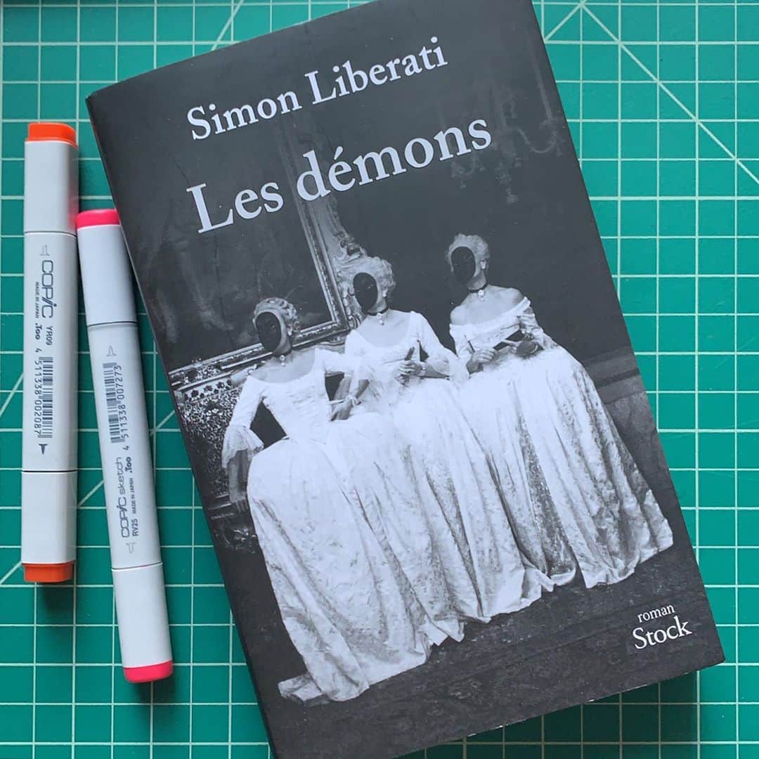 オランピアルタンのインスタグラム：「Merci @liberatisimon 🖤 #lesdemons #halloweenreadingmaterial」