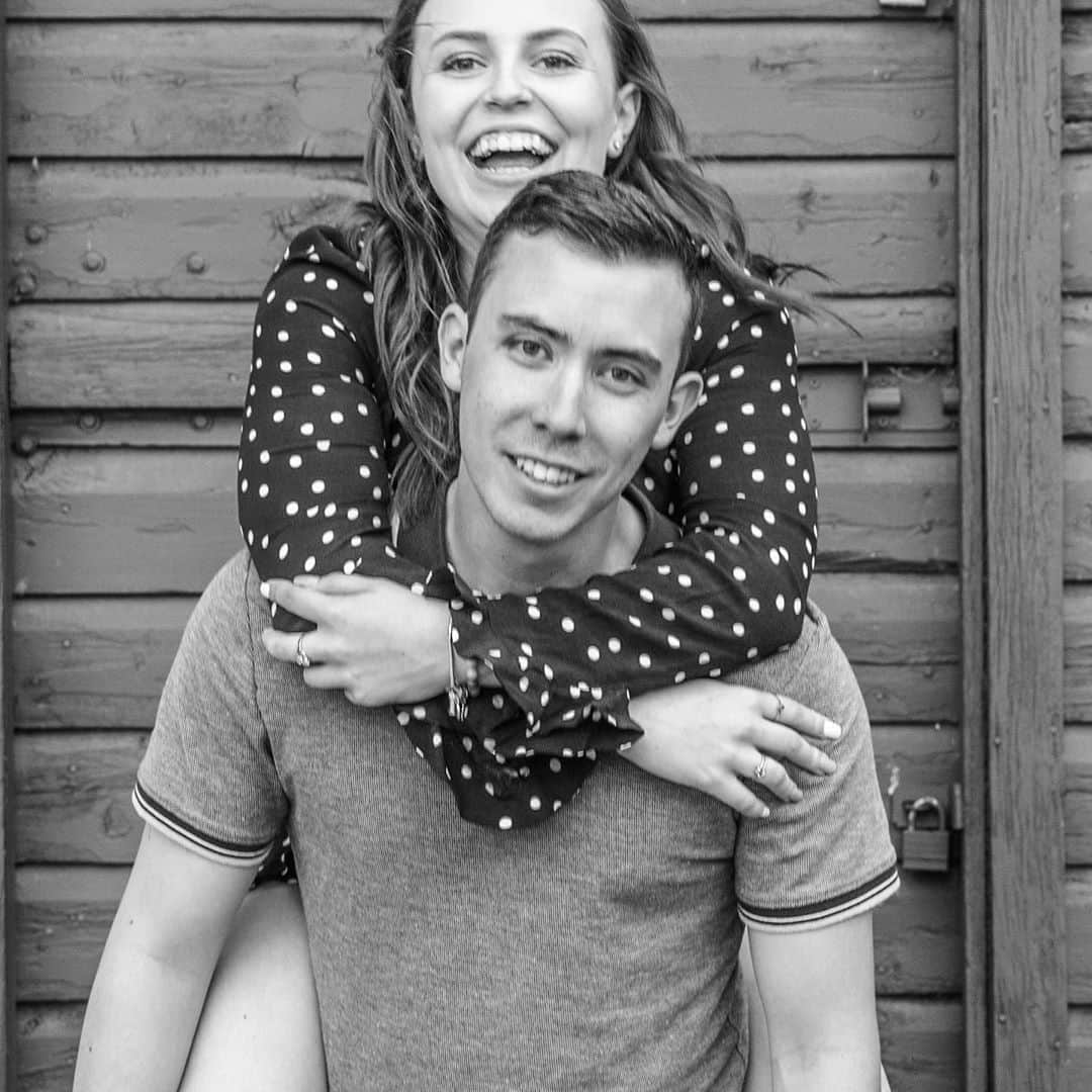 のインスタグラム：「Happy 20th birthday @carachudak! I can’t believe you’re no longer a teenager... Many fun and crazy memories along the way. Hope you have a great day. Miss you my not so little anymore sister.  • • #happybirthday #sibs #makingmefeelold #loveya」