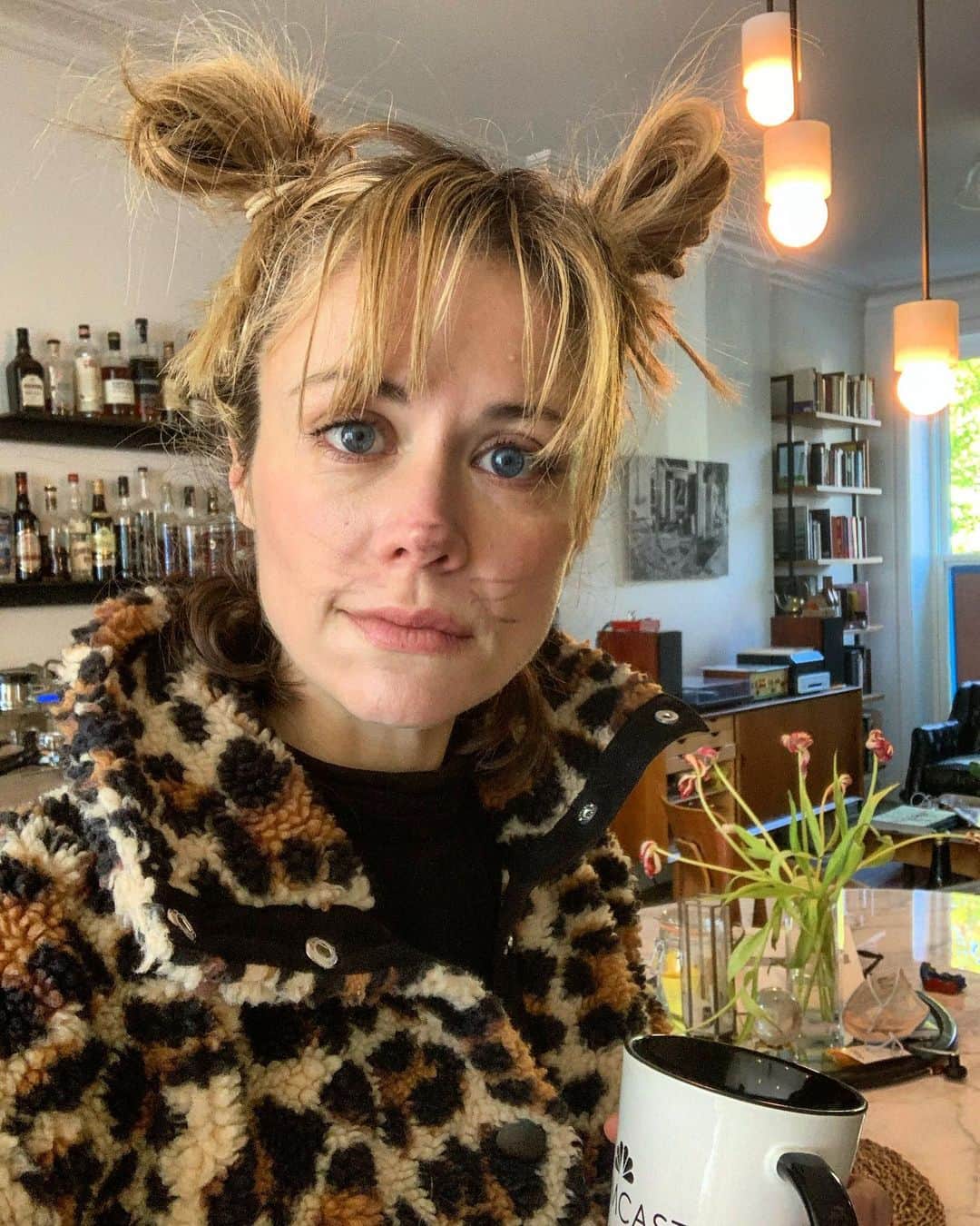クレア・コフィーのインスタグラム：「Phoning it in on Halloween since 2006! #cheetahsneverprosper (the dead tulips are themed decor, fwiw)」