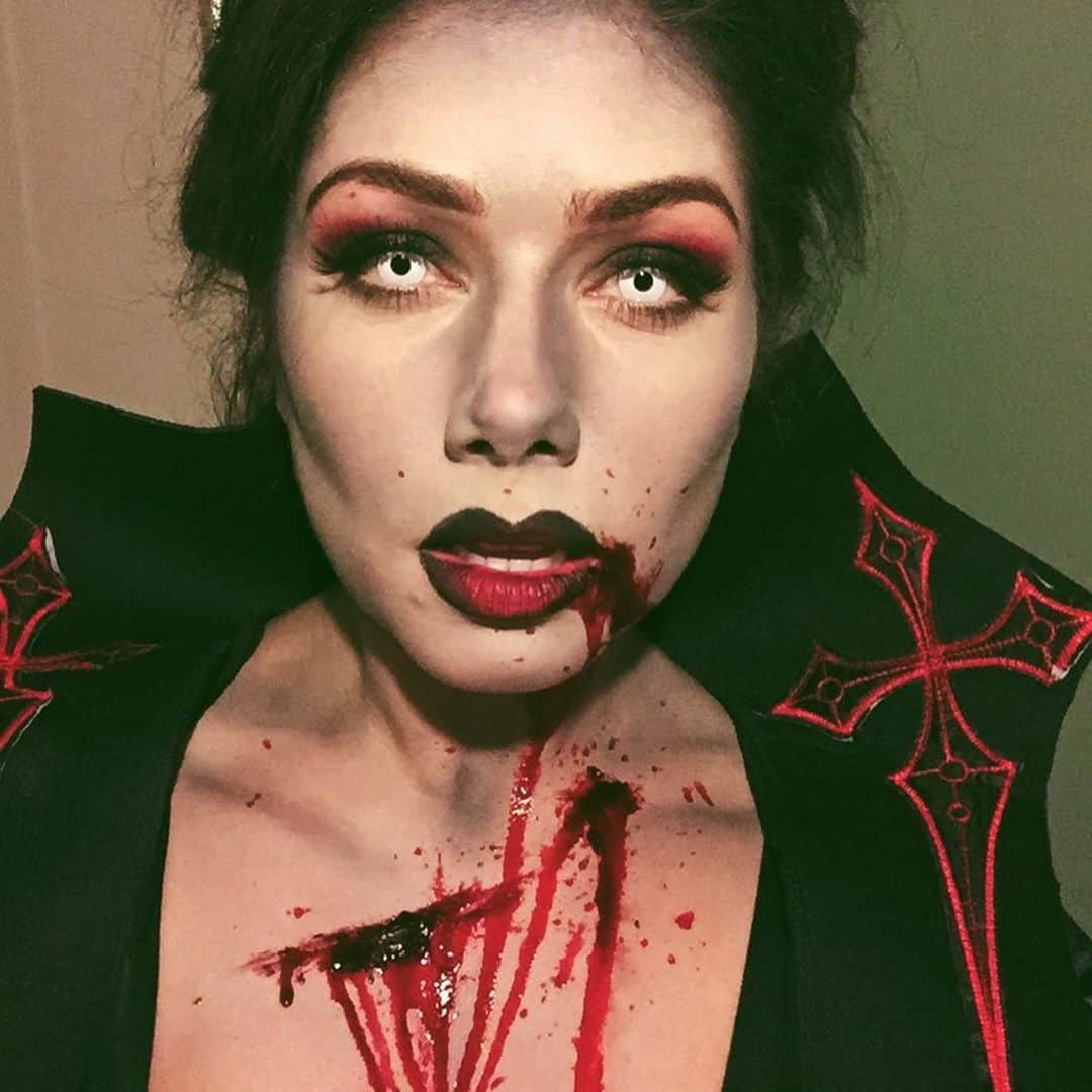 ニッキー・サンダーソンのインスタグラム：「Halloween Throwback to some of my favourite looks 🧛🏻‍♀️  First Pic: Makeup by the incredible @megccmakeup 🙌🏼  Second Pic: Makeup by ME 👍🏼  Third Pic: Makeup by my mum Jude 😂  #halloween #halloweenmakeup #halloweenthrowback #halloweencostume #vampire #skullclown #punkrocker #littlenikki #dressup #happyhalloween #tb #binbagoutfit」