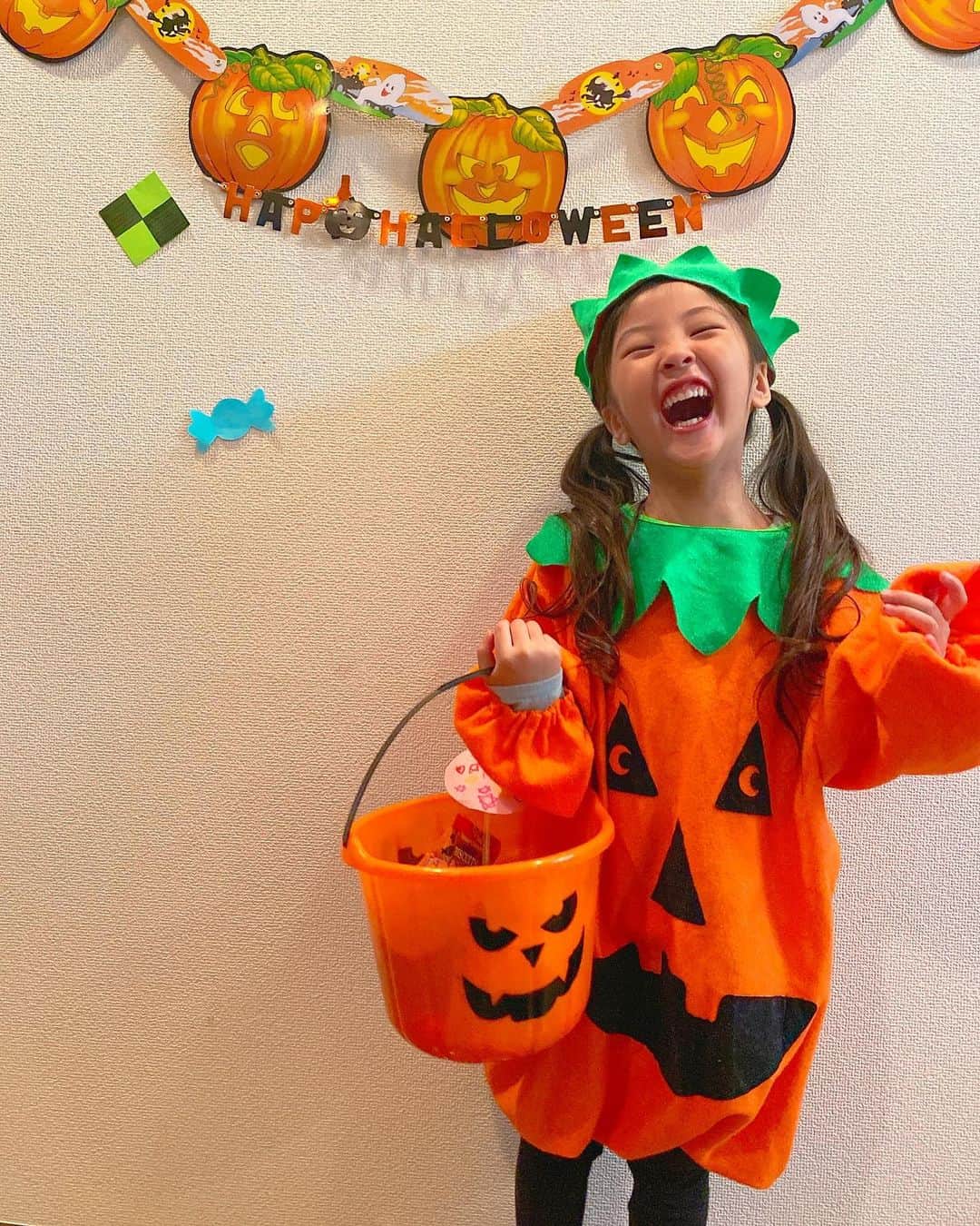 のインスタグラム：「* HAPPY HALLOWEEN🎃💛 * 私が小さい頃に着ていたパンプキンの衣装を ついにゆいまるが着れる日がやってきた4回目のハロウィン👻 (本人はプリンセスとか鬼滅の衣装着たがってたけど。笑) * * この笑顔のために頑張っちゃう👻🕸  そしてウリ二つ👧🏻👧🏻 * #happyhalloween #pumpkingirl  #4歳10ヶ月 #ハロウィン #ハロウィンごはん」