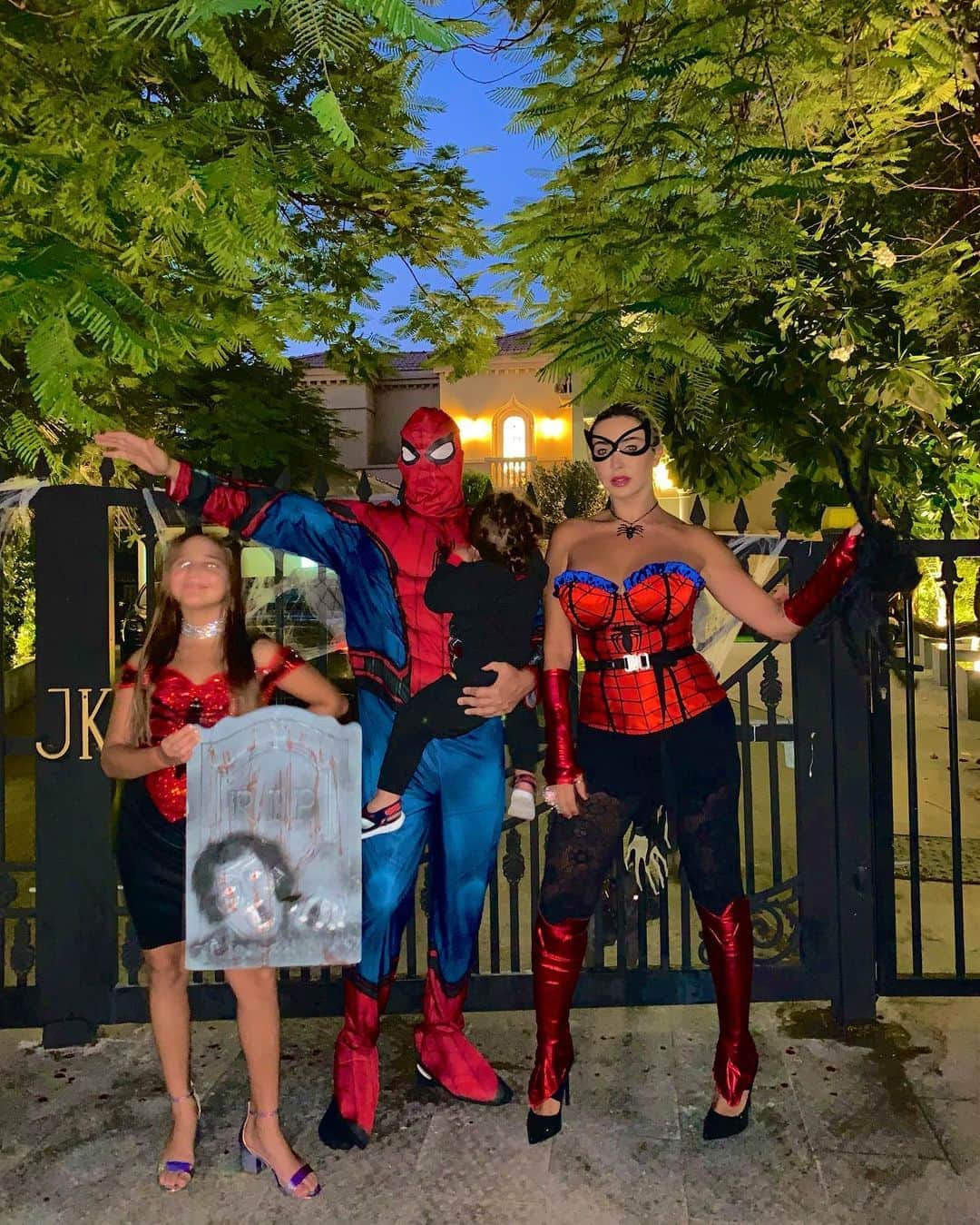 ジョエル・マーディニアンさんのインスタグラム写真 - (ジョエル・マーディニアンInstagram)「Incy Wincy Spider 🕷 Family #halloween #joellemardinian #spiderwoman #spiderman #spider #spiderboy」10月31日 23時35分 - joellemardinian