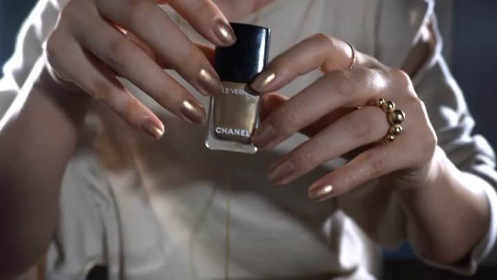 JUNNAのインスタグラム：「最近はずっと素のネイルにハマっていたんだけど  @chanel.beauty   ホリデーコレクションの コスメやネイルが気に入って  今日は久しぶりにポリッシュを塗り塗り  爪は短めのスクエアに整えて  アクセサリーみたいなイエローゴールドがドタイプ。  これは新たなスタメンネイルに決定  ホリデーコレクションコスメも可愛いので コスメは改めてUPしよ...🤭✨  @diezsaskia のイヤカフはリングにするのも可愛い ネックレスもdiezsaskia のもの  #chanel#nail #nails#youtube#tiffanyandco #goldnails#diezsaskia #chanelmakeup #シャネル#ゴールド#ネイル #ゴールドネイル#イヤカフ#リング」