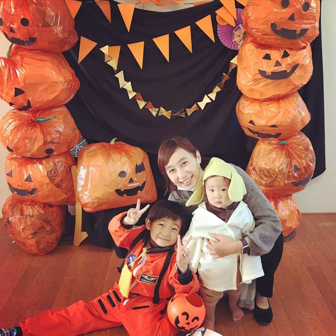 生尾佳子さんのインスタグラム写真 - (生尾佳子Instagram)「happy Halloween‼️ 幼稚園のハロウィンパーティー 最高に楽しかった〜 パパは恐竜担当大盛り上がり！子供と一緒に楽しめる時期は短いから精一杯楽しまなきゃ！ #國學院大學附属幼稚園 #halloween #子育てファイト#ヨーダ #1歳酔っ払い歩き」10月31日 23時31分 - yotikoikuo