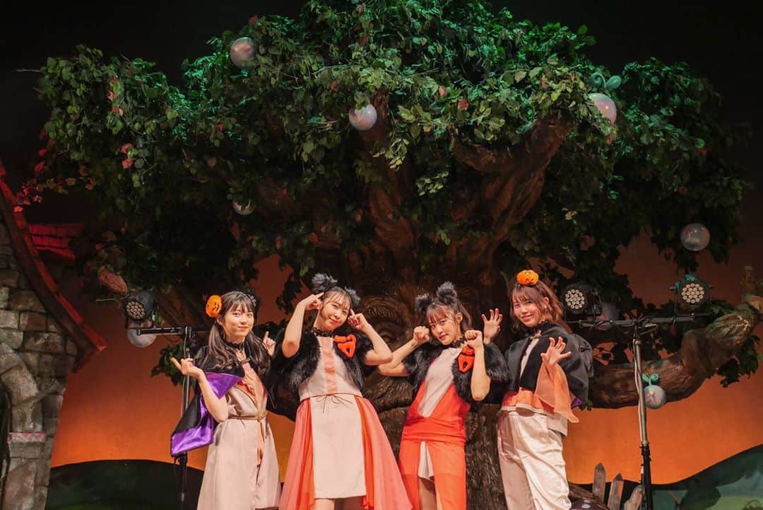 のインスタグラム：「#SPOOKYPUMPKIN2020 ありがとうございました!! DJクロミちゃんからはじまりリリスクさんにNegiccoさん、ゆっふぃーさんにフィロソフィーのダンスさんと豪華すぎましたね!! マイメロディちゃんとのコラボもできて最高に楽しい時間でした!! ハッピーハロウィン🎃👻  #りんご娘 #RINGOMUSUME #サンリオピューロランド #ハロウィン #ハッピーハロウィン」