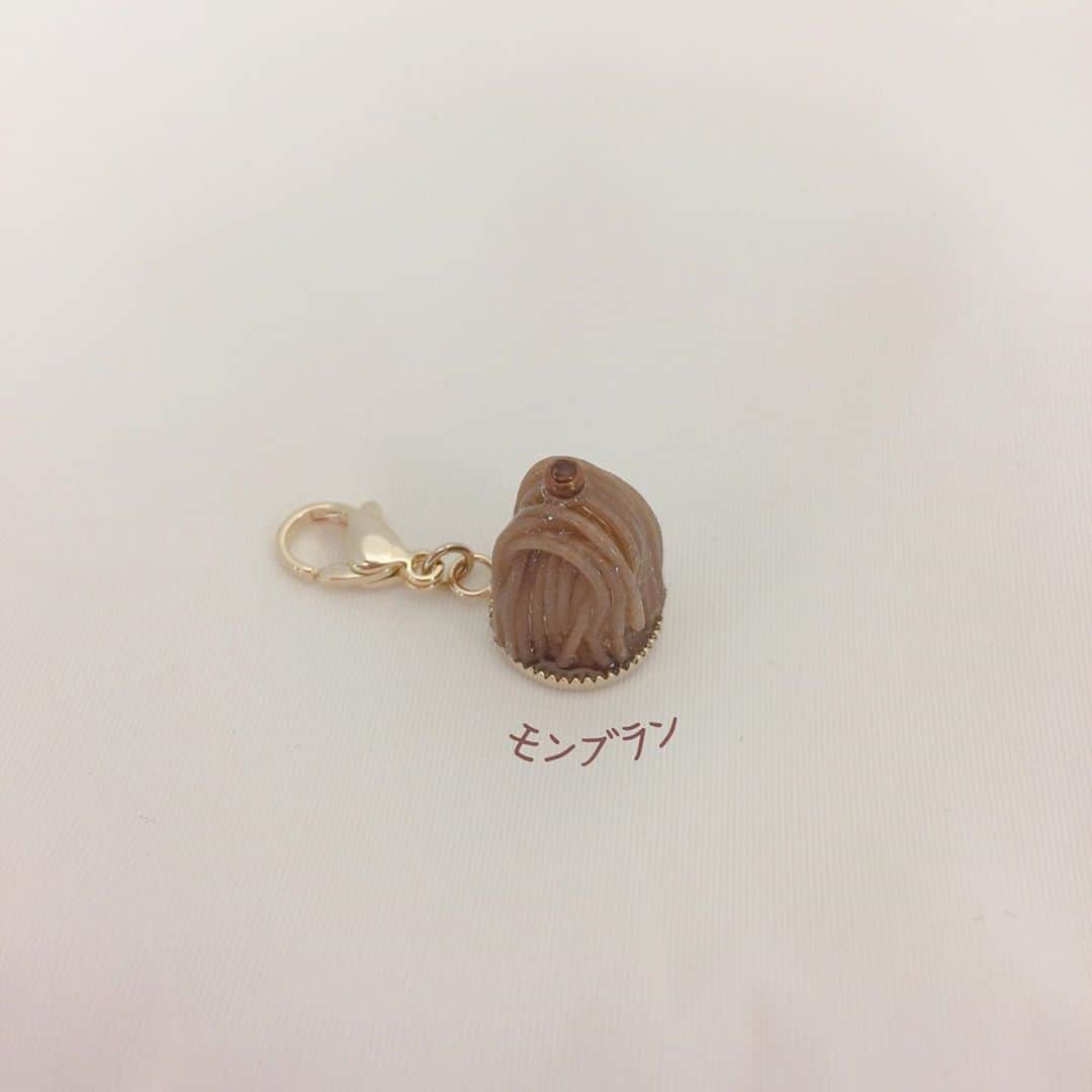 パーツクラブ Partsclub スタッフオリジナル商品さんのインスタグラム写真 - (パーツクラブ Partsclub スタッフオリジナル商品Instagram)「▶アミュプラザ博多店﻿ ﻿ こんばんは！アミュプラザ博多店です😊﻿  今回博多店のテーマは﻿  ﻿ ✩秋の味覚アクセサリー(第2弾!)🌰﻿ ✩ブラウンアクセサリー🍂﻿ ﻿ です✨﻿ こちらでは秋の味覚アクセサリーをご紹介します🍁﻿ ﻿ ブラウンアクセサリーは﻿ @partsclub_jrhakatacity  のアカウントでご紹介!( ¨̮ )﻿ こちらもぜひ覗いて見てください♡﻿ ﻿ ①紐とレジンで作ったモンブラン🌰﻿ モンブラン大好きスタッフのこだわりが詰まった﻿ リアルチャームです🤤💕﻿ ﻿ ②レジンとワイヤーで作った毒キノコのチャーム🍄﻿ 秋の味覚…とみせかけて、﻿ 食べると大変な毒キノコチャーム⚠️😳﻿ マスクに着けても可愛いです♡😷﻿ ﻿ ③レジンとフロッキーで作ったお芋クッキー🍠﻿ フロッキーの暖かい雰囲気が可愛いお芋クッキー…！😍♡﻿ ビーズがいい味をだしてます…！﻿ 裏はタックピンになってます🐾﻿ ﻿ アイデアが詰まった食べ物シリーズいかがでしたか？♡﻿ かぼちゃやぶどうなど秋の味覚はまだまだたくさん！﻿ ぜひご挑戦ください(｀･ω･´)✨﻿ ﻿ 皆様のご来店、心よりお待ちしております( ¨̮ )﻿ ﻿ ﻿ 🍠🍂🍁🌰🎃🌾🍊🍐🍇🍒🍄﻿ ﻿ ✂︎−−−−−−−−−−−−−−−−−−−.﻿ ﻿ ✩ご案内✩﻿ ﻿ アミュプラザ博多店では﻿ インスタグラム店舗アカウント、ショップブログにも作り方やスタッフ作品を載せておりますので、ぜひそちらもご覧ください( ¨̮ )↓↓﻿ ﻿ ✩店舗アカウント﻿ @partsclub_jrhakatacity  ✩ショップブログ﻿ https://www.jrhakatacity.com/shop/partsclub/.﻿ ﻿ ﻿ アミュプラザ博多店﻿ TEL☎️092-409-6682﻿ ﻿ #パーツクラブ #パーツクラブ公式アカウント #パーツクラブスタッフ #パーツクラブアミュプラザ博多店 #アミュプラザ博多店 #博多 #ハンドメイド #ハンドメイドアクセサリー #チャーム #マスクチャーム #タックピン #秋の味覚 #モンブラン #きのこ  #お芋 ﻿ ﻿ #partsclub #partsclubstaff #handmade #accessory #handmadeaccessory #charm   ﻿  ﻿」10月31日 23時34分 - partsclub_staff