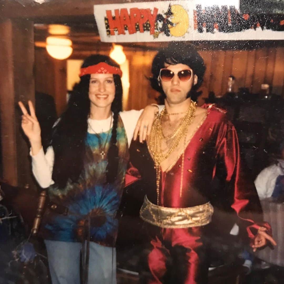 コリー・ロバートソンのインスタグラム：「We love a good costume!! Gotta admit there’s been a couple of years where it was all about the kiddos and Willie went as a hunter, ha, and I threw on a wig at the last minute, but we’re back baby, ha! Planning our costumes for tonight and reminiscing a bit! Do something fun today, even if it looks different than years past!」