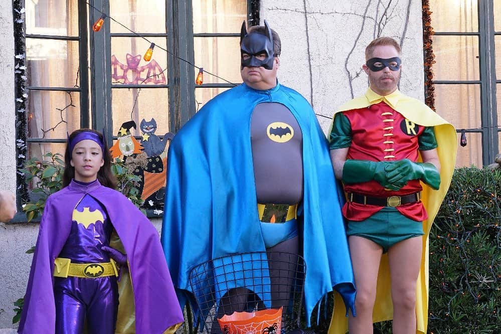 ジェシー・タイラー・ファーガソンのインスタグラム：「Holy Halloween! Three days left to be a hero and vote! You can even wear a cape to the polls, if you want to! 🦸‍♀️ 🎃 👻 Share your voting story below ⤵️ #iamavoter #iwillvote」