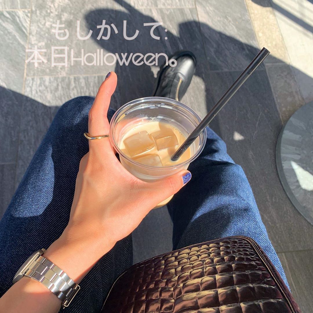春川芽生のインスタグラム：「☕️  旅行に備えてネイルを塗って、  旅行の内にペリペリ剥がしちゃう。笑  ファッションへの趣のなさであった(???)  大阪グルメはほんまに大満足で、 ここのケーキも蒸かし芋くらいずっしりしてて めちゃ美味でっした✌︎ #店内も開けっ放しで換気どころかほぼ外◎  そしてチラリと覗く黒ブーツ 【@charleskeith_jp 】は、  まさかの3人が誕プレとしてくれたやつ(笑) 義理堅くて友達に趣ありすぎた！！！(???)」