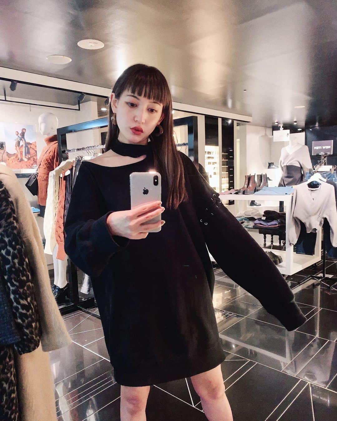 井上 莉彩のインスタグラム：「このワンピースもお気に入り💚💚 . スリットと腕のレースアップデザインが可愛いでしょ🙈💗 . 一枚で着ても可愛いのに、これからの時期はアウターのインナーにも使えるからとっても優秀なんだよ😚😚❤️」