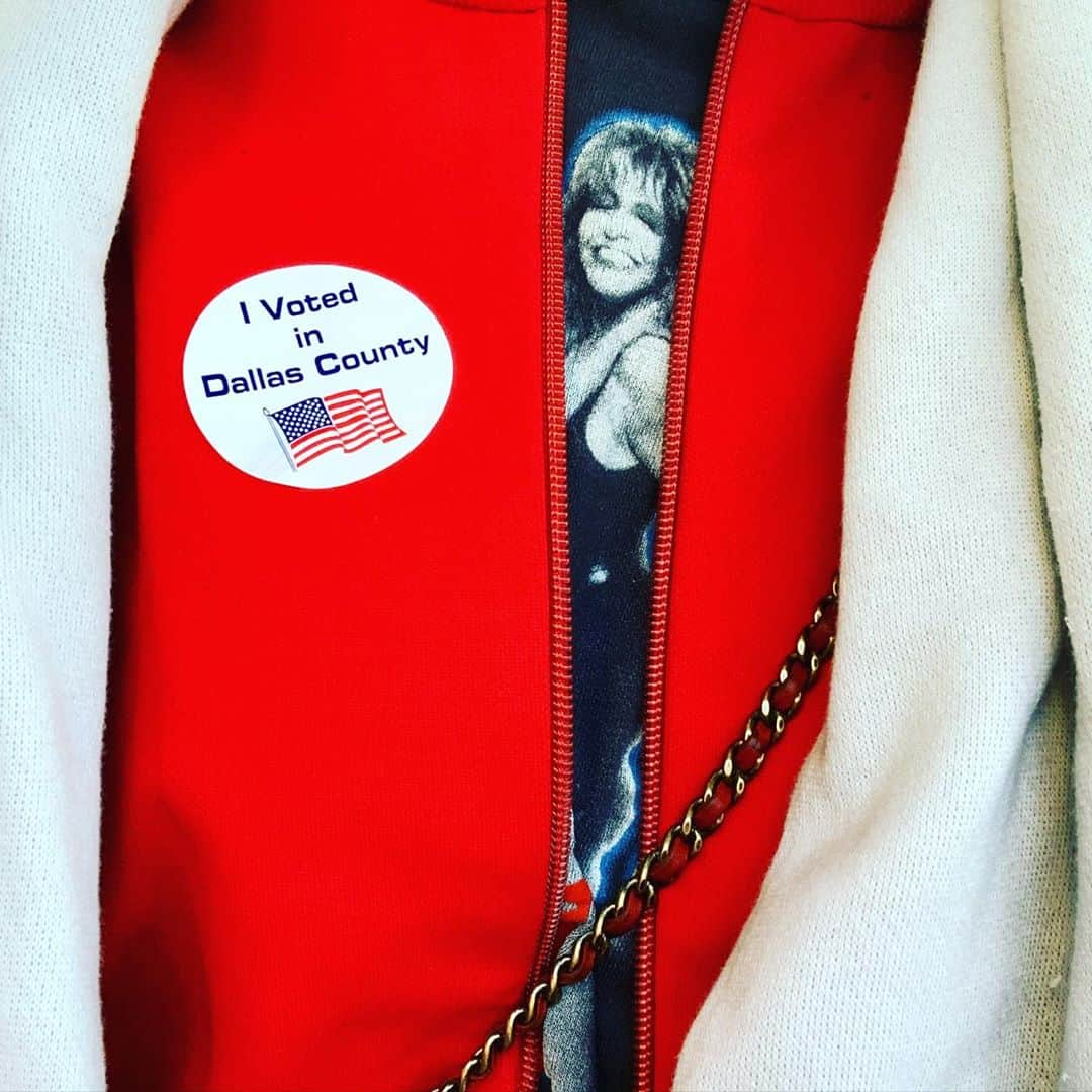 セイント・ヴィンセントのインスタグラム：「VOTE!!! #turntexasblue」