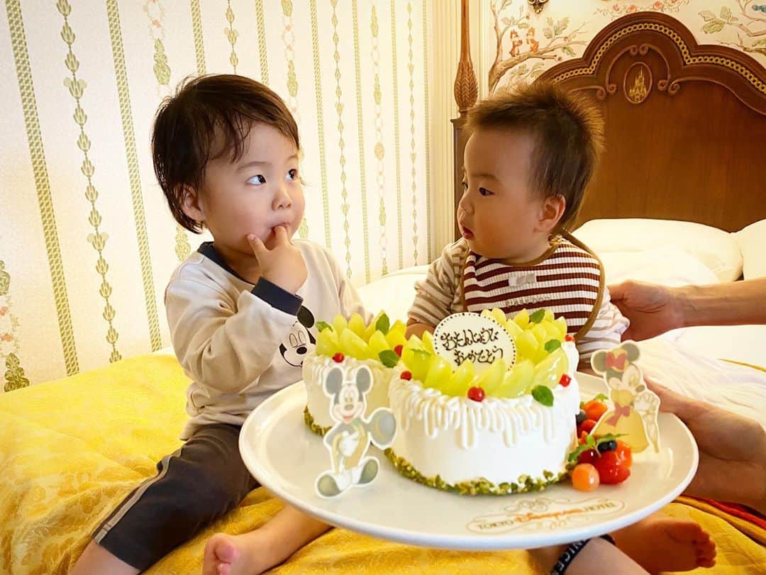 Tomoyaさんのインスタグラム写真 - (TomoyaInstagram)「3歳になったね🌈 最近は、なんでなんで攻撃がすごいけど、会話がたくさんできて嬉しいよ いつも幸せをありがとう🎈☘  #3歳やらハロウィンやら #主食がケーキだった」10月31日 23時41分 - tomo_10969