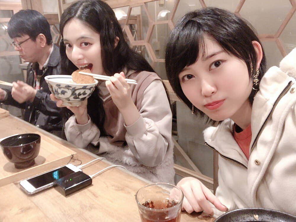 加藤美帆さんのインスタグラム写真 - (加藤美帆Instagram)「昨日のヒレカツ丼食べてる時のやつ✌️✌️✌️ 奥に社長がいる😂😂😂❣️ 食いしん坊かとうはŧ‹”ŧ‹”( ‘ч’ )ŧ‹”ŧ‹”。笑笑 りょうこちゃとのおデート今日したやつはちあストにて🥰🥰 #食いしん坊 #そっといる社長 #りょうこちゃがやはり盛れてる #メンバーが今日も愛しい加藤です #idol #actor #talent #model #CLIPCLIP #はっぴーはろうぃん🎃」10月31日 23時52分 - miho_kato07