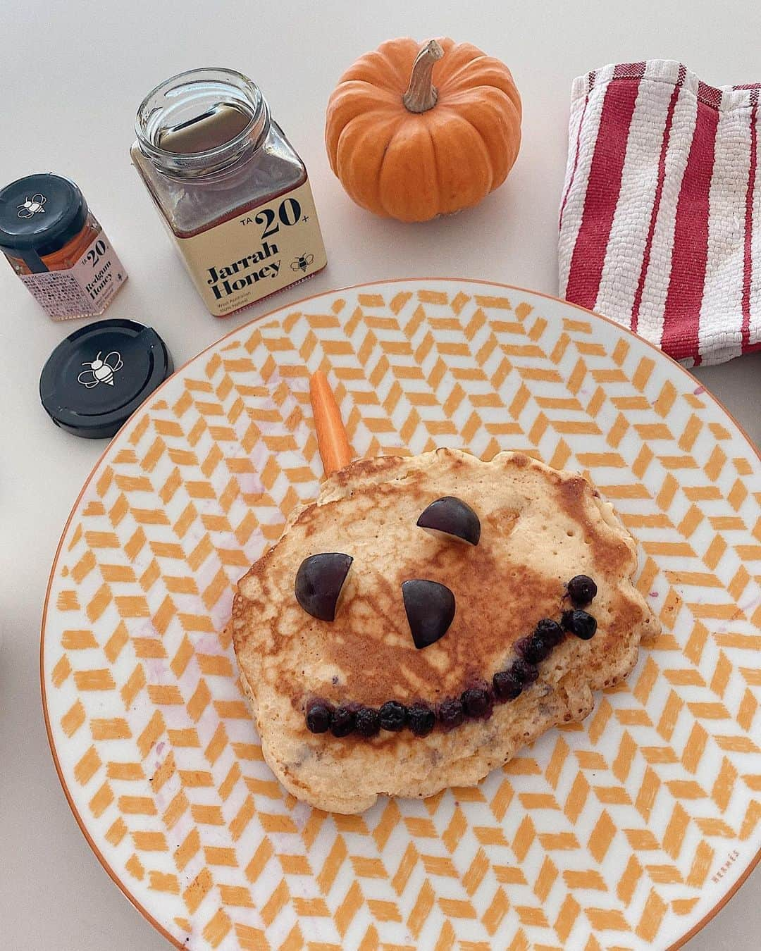 翁安芸さんのインスタグラム写真 - (翁安芸Instagram)「娘作のハロウィンパンケーキ🥞🎃💛 はちみつかけて食べました🍯 @thebees.jp #happyhalloween #ハロウィン #パンケーキ #はちみつ #pancakes #honey」10月31日 23時49分 - akinyc