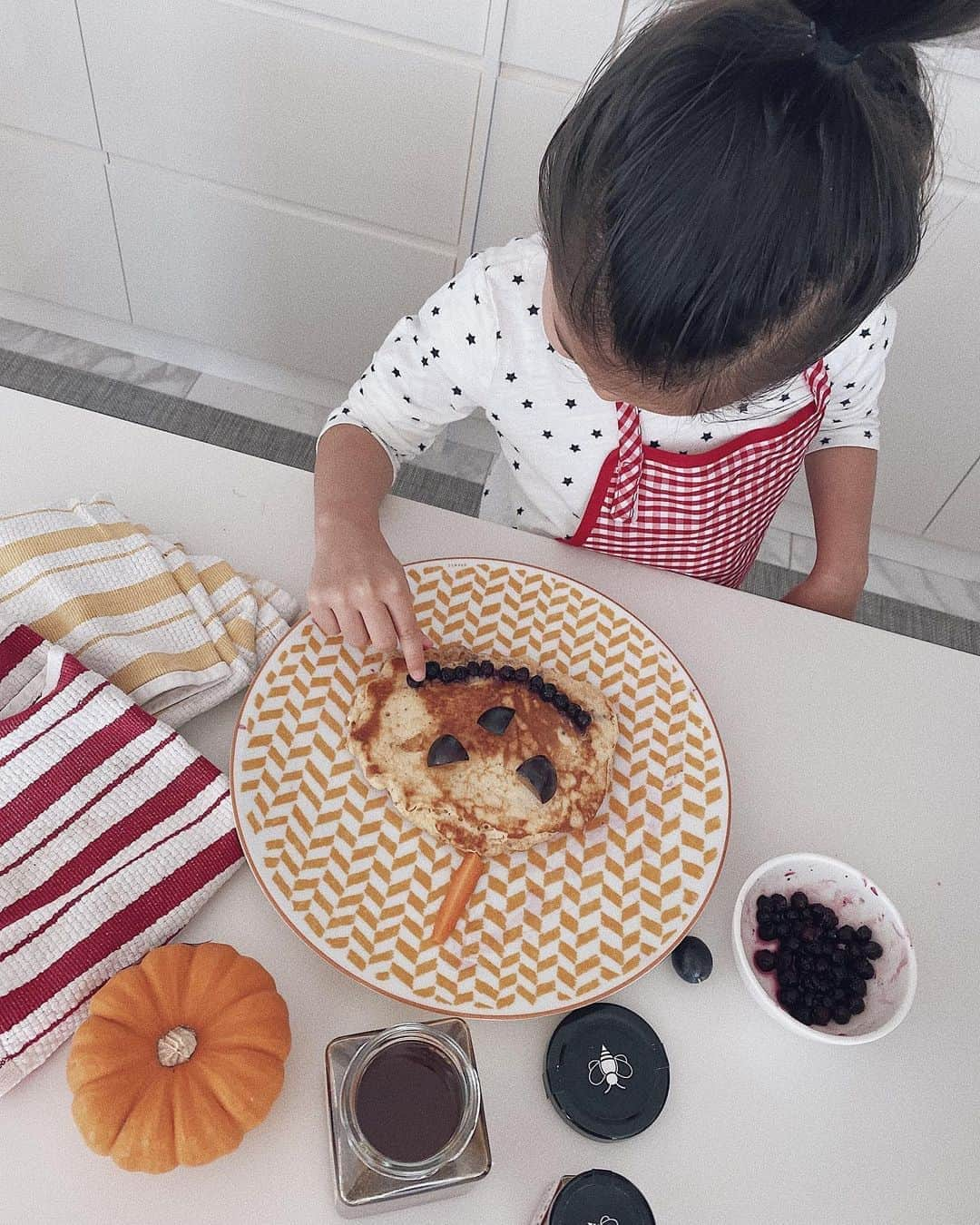 翁安芸さんのインスタグラム写真 - (翁安芸Instagram)「娘作のハロウィンパンケーキ🥞🎃💛 はちみつかけて食べました🍯 @thebees.jp #happyhalloween #ハロウィン #パンケーキ #はちみつ #pancakes #honey」10月31日 23時49分 - akinyc