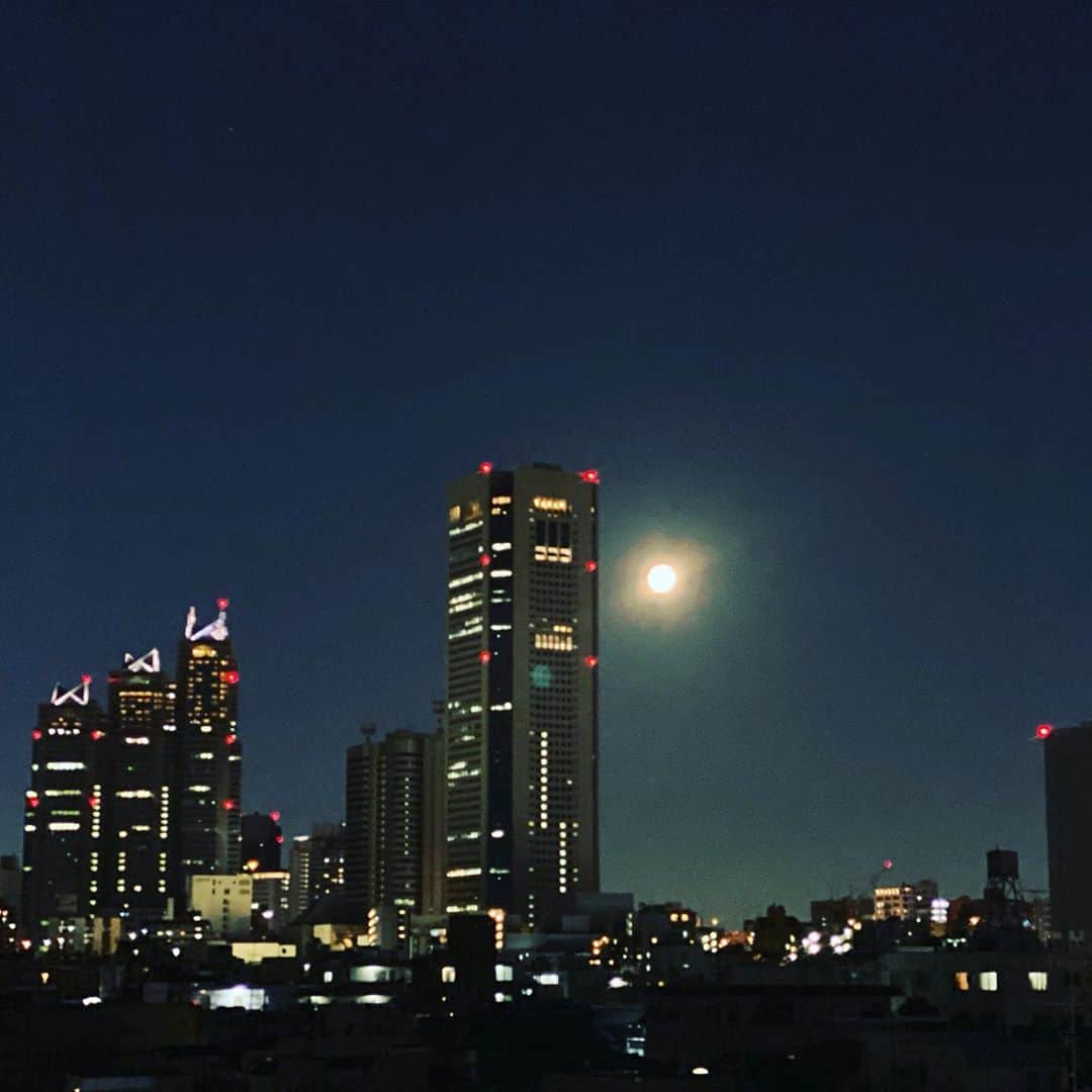 永田琴さんのインスタグラム写真 - (永田琴Instagram)「その月の2回目の満月をブルームーンと言うそうな。。。」10月31日 23時51分 - kotton88