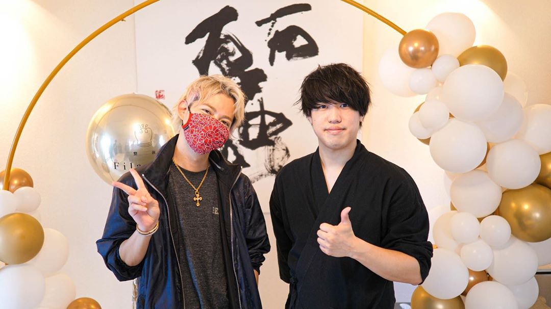 美容整体師川島さん。のインスタグラム：「【第5期 直弟子募集🎓】 こんにちは、川島です👨‍⚕️ 日付変わって11月になりましたが、 12月に福岡店と東京でジムオープンを 控えておりバタついてます笑 . 今日から11／3までの間 第5期の直弟子を4名募集します！ . 次は『Filament NAGOYA』の オープニングスタッフになる仲間です😌 . ■申込方法 プロフィール→ハイライト→弟子募集→URL . 合格率5%の弟子プログラムに 受かるのは誰だ🎓 . 腕一本に技術をつけ 日本に貢献しよう。 . #Filament #整体 #小顔 #美容」