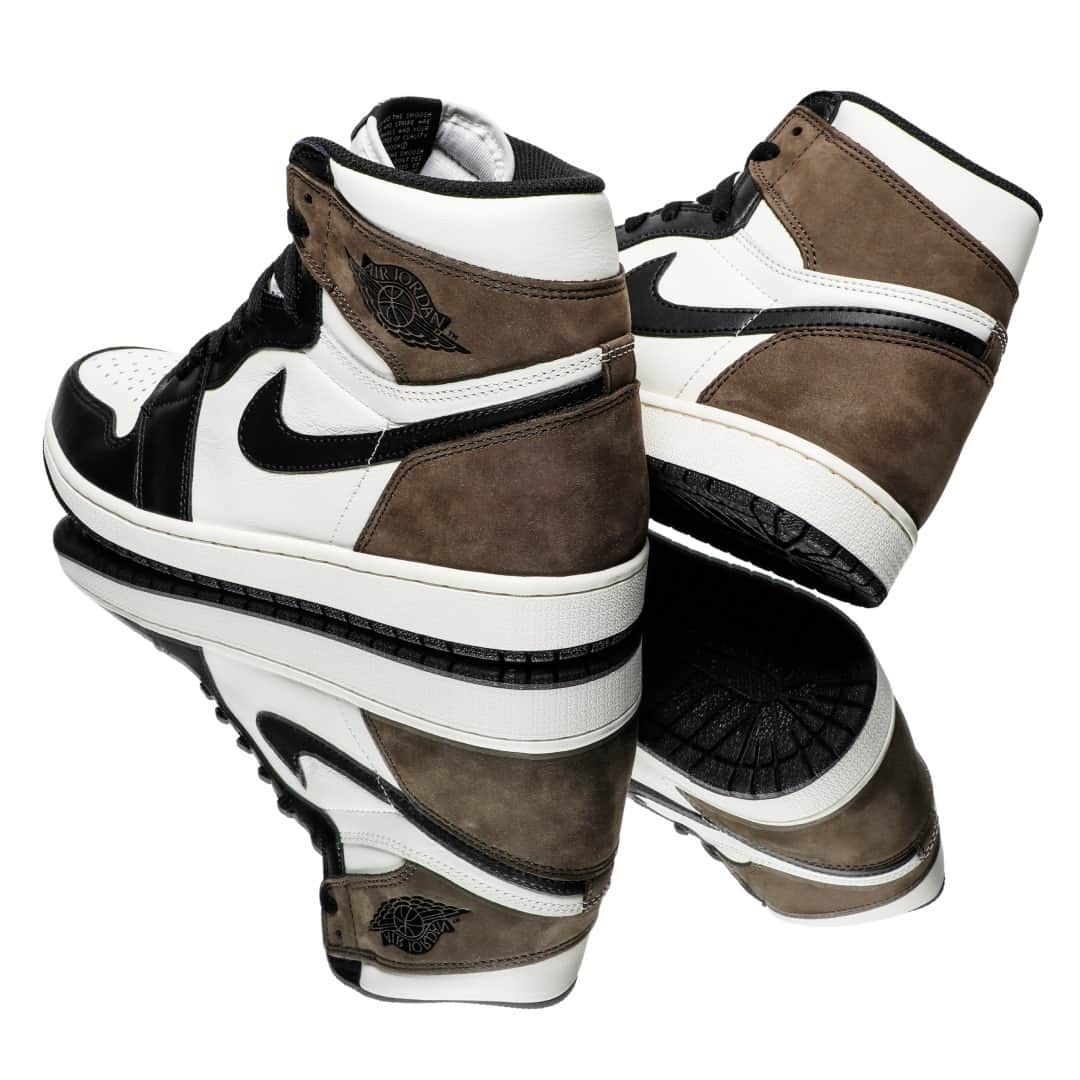 Flight Clubさんのインスタグラム写真 - (Flight ClubInstagram)「The Air Jordan 1 'Dark Mocha' appoints one of the silhouette's most common aesthetics, featuring a white leather base with black leather overlaid on the toe and eyestay, while brown nubuck wraps the heel and collar for a fresh variation.」11月1日 0時00分 - flightclub