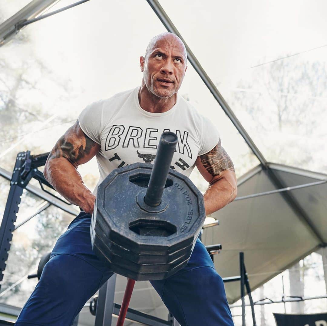 Under Armourのインスタグラム：「Wake up every day aspiring for greatness. Put in the work like @therock and @lindseyvonn in the latest #ProjectRock drop. Shop link in bio.」