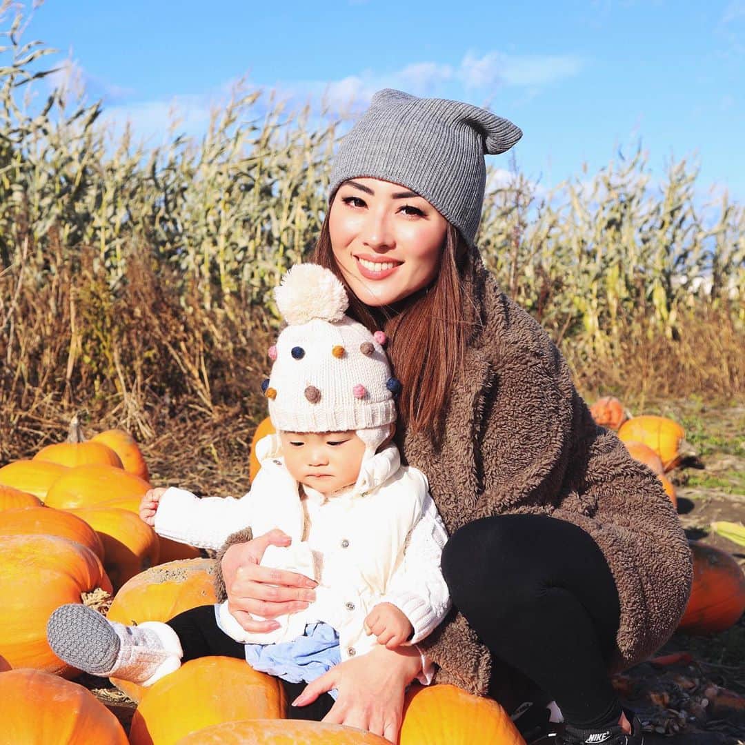 MayaTのインスタグラム：「Pumpkin patch date 🎃 Can’t wait to spend all the festivities with you!   #pumpkinpatch #momlife #8monthsold #babygirl」