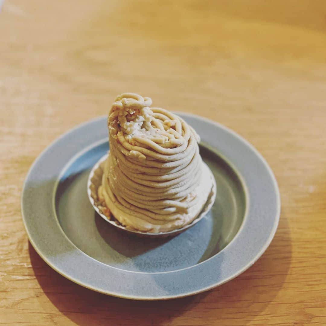 古市憲寿のインスタグラム：「夜中だけど、もらったモンブラン食べます。ハロウィンなので。」