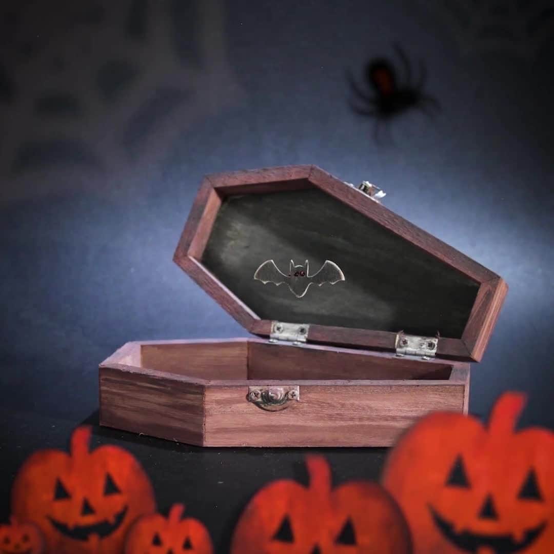 TED Talksのインスタグラム：「Happy Halloween from TED! 🦇 🎃 💀 🕷 🕸  Celebrate spooky season with 10 bone-chilling talks on bats, spiders, serial killers, zombies ... and more. You might even say they’re ideas worth … DREADING! 😱 To watch our spookiest playlist ever, click the link in our bio — if you dare.」