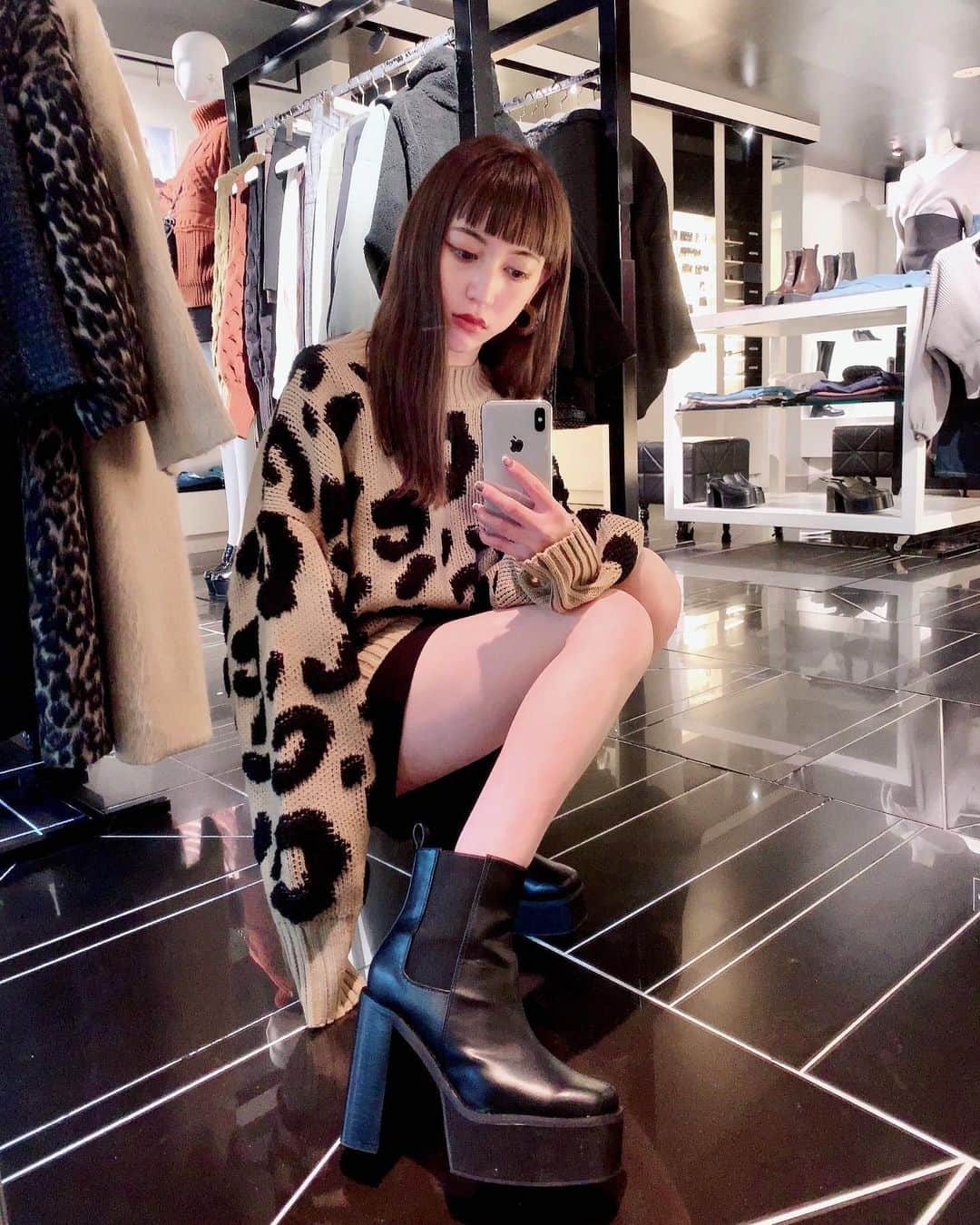 井上 莉彩のインスタグラム：「. 入荷して3日くらいで完売した厚底ブーツが再入荷してるよん👢💚🧡💛 . りさもEMODAのこの厚底シリーズ毎年買うんだけど、ほんっとに盛れるし歩きやすい🤭🤭❤️！！！ . ブーツ探してる方はぜひ試してみてね！ いやまじで楽チンにスタイルUP出来るから、絶対試して見て欲しい🤣🤣ww」