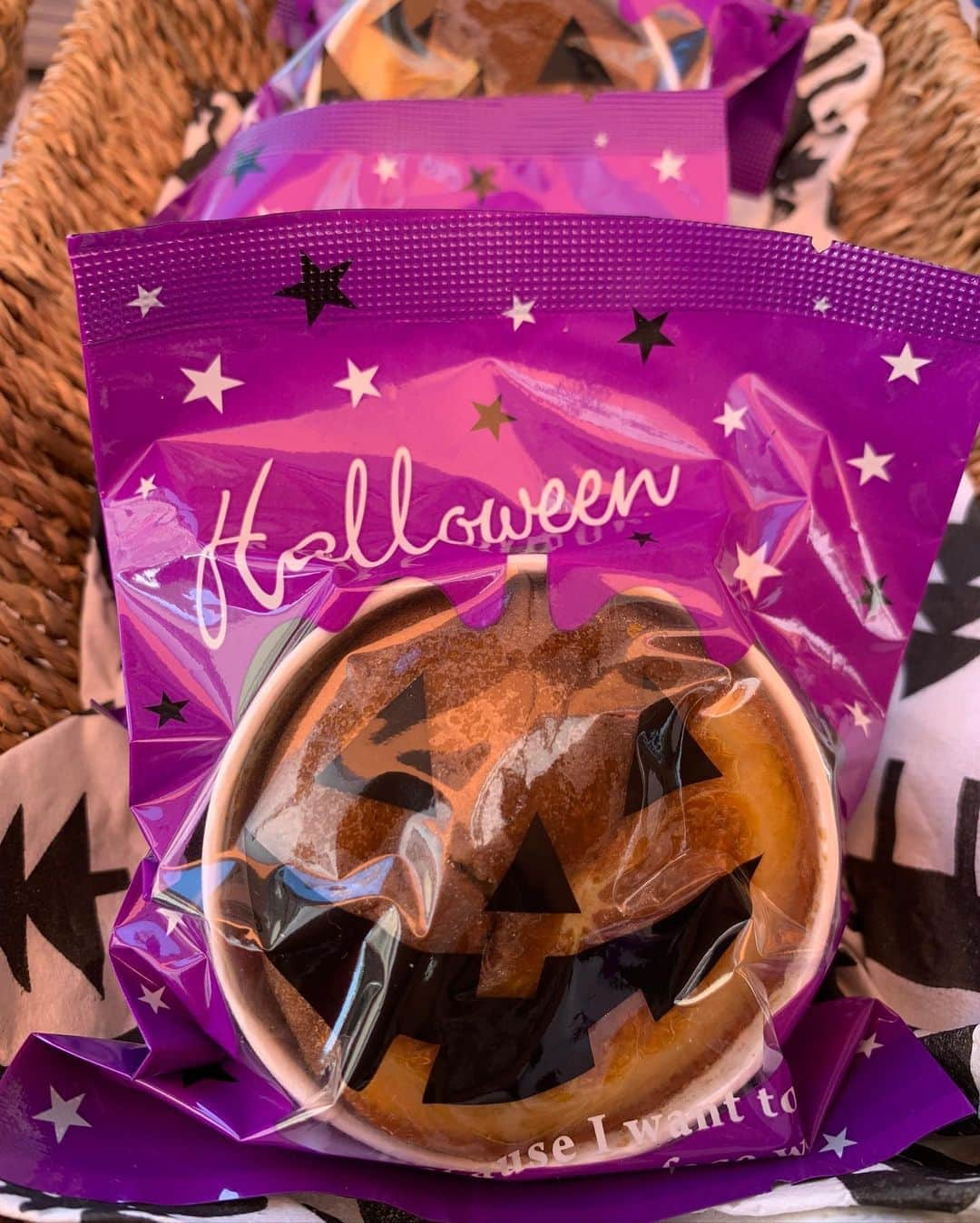 福山理子さんのインスタグラム写真 - (福山理子Instagram)「Happy Halloween👻🎃  once in a blue moon  ハロウィンのお菓子ありがとう ハロウィンの満月は４６年ぶり。 満月が月に2回あるのは 次は３年後だよ。 貴重な牡牛座さんの満月を浴びよう🌕  #onceinablue moon #ブルームン #おうし座満月 #ばっさりやっていい日  #ハロウィン #Halloween #ハロウィンお菓子 #江戸太鼓  ##江戸太鼓ハロウィン #ct125 #ハンターカブ」10月31日 23時57分 - rikofukuyama