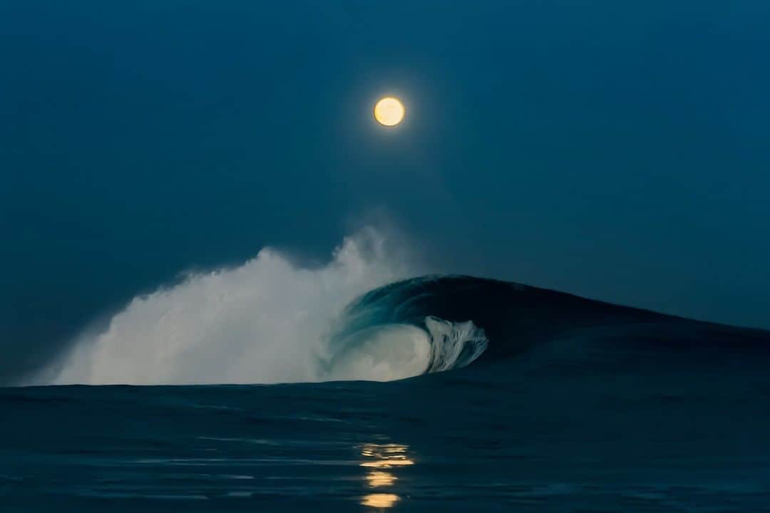 surflineさんのインスタグラム写真 - (surflineInstagram)「Once in a blue moon? That’s today, October 31st.  And while it’s always worth looking up into the actual sky, you can travel vicariously by heading to Surfline’s extensive cam network to watch the full moon rise on the East Coast (at sunset) and set in the West Coast (at sunrise). Feeling especially adventurous? Grab a Cam Rewind and post with the hashtag #SurflineCamRewind – best capture will snag a free Premium membership.   Photo: @miahklein」11月1日 0時00分 - surfline
