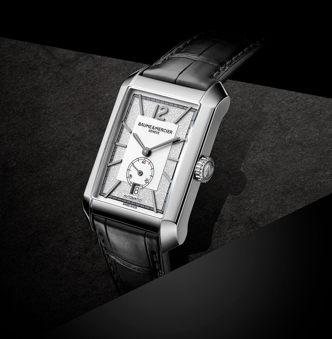 ボーンメルシーのインスタグラム：「The dark horse of the Hampton family.  -- Hampton 10528 Large, Automatic Big date, Small second, Black Alligator strap. -- #baumeetmercier #hampton #swissmade #watchmaking  #craftsmanship  #watchoftheday #design  #instawatch #luxurywatch #style」