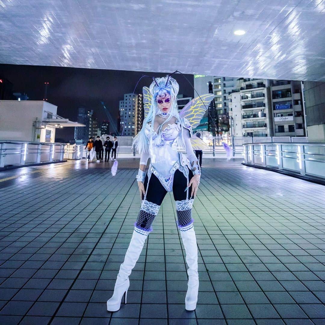 Amazing JIROさんのインスタグラム写真 - (Amazing JIROInstagram)「Designed and created a special costume for @i_am_kiko ! ． SFX Makeup & Costume : Amazing JIRO Model : Kiko Mizuhara @i_am_kiko Makeup : Rie Shiraishi @rieshiraishi1220 Nails : Eichi Matsunaga @eichimatsunaga ． #amazing_jiro #kikomizuhara #mixuharakiko #kiko #specialeffectsmakeup #sfxmakeup #sfx #makeup #charactermakeup #avangardemakeup #crazymakeup #fairymakeup #fairy #halloweenmakeup #halloweenmakeupideas #makeuptransformation #makeupart #costume #nails #happyhalloween #shibuya #tokyo #水原希子 #特殊メイク #キャラクターメイク #ハッピーハロウィン #ハロウィンメイク #コスチューム #ハロウィン #渋谷」11月1日 0時10分 - amazing_jiro