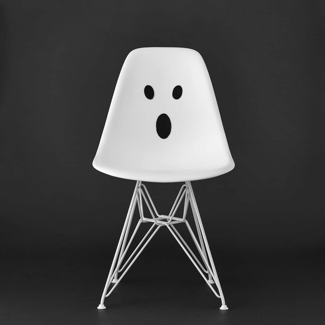 Herman Miller （ハーマンミラー）さんのインスタグラム写真 - (Herman Miller （ハーマンミラー）Instagram)「Home is our favorite place to haunt and we’re loving the spooky vibes these Eames Shell Chairs are giving us this Halloween. Shop the iconic design today. #halloween #hmathome」11月1日 0時04分 - hermanmiller