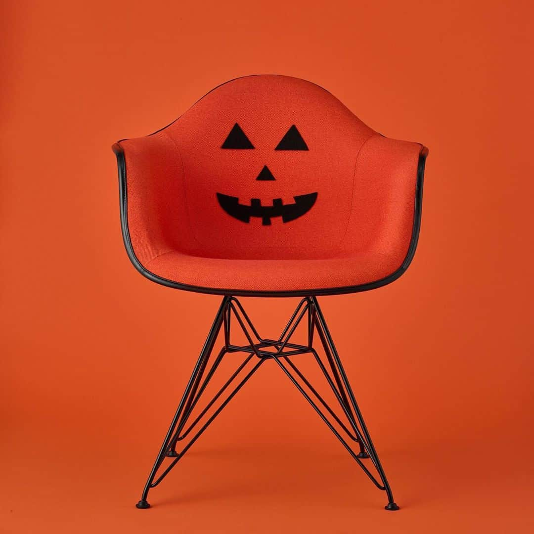 Herman Miller （ハーマンミラー）さんのインスタグラム写真 - (Herman Miller （ハーマンミラー）Instagram)「Home is our favorite place to haunt and we’re loving the spooky vibes these Eames Shell Chairs are giving us this Halloween. Shop the iconic design today. #halloween #hmathome」11月1日 0時04分 - hermanmiller