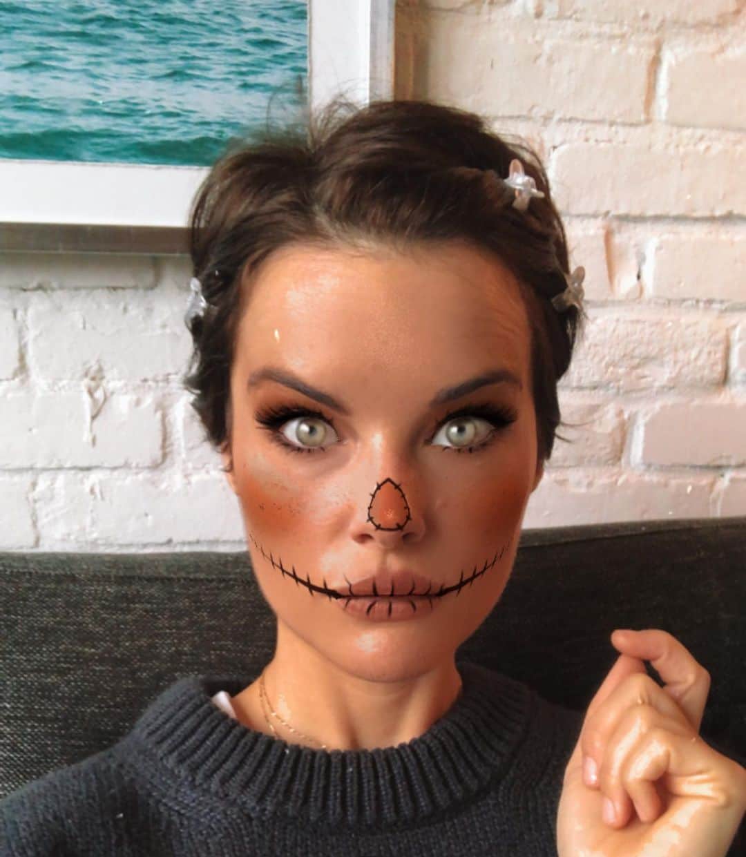 ジェイミー・アレクサンダーのインスタグラム：「Happy Halloween, everyone! 🎃 Stay safe! Have fun! #wearamask 👻 🦹🏻‍♀️🧛‍♀️🧟‍♀️ Also, PLEASE #VOTE 💋」