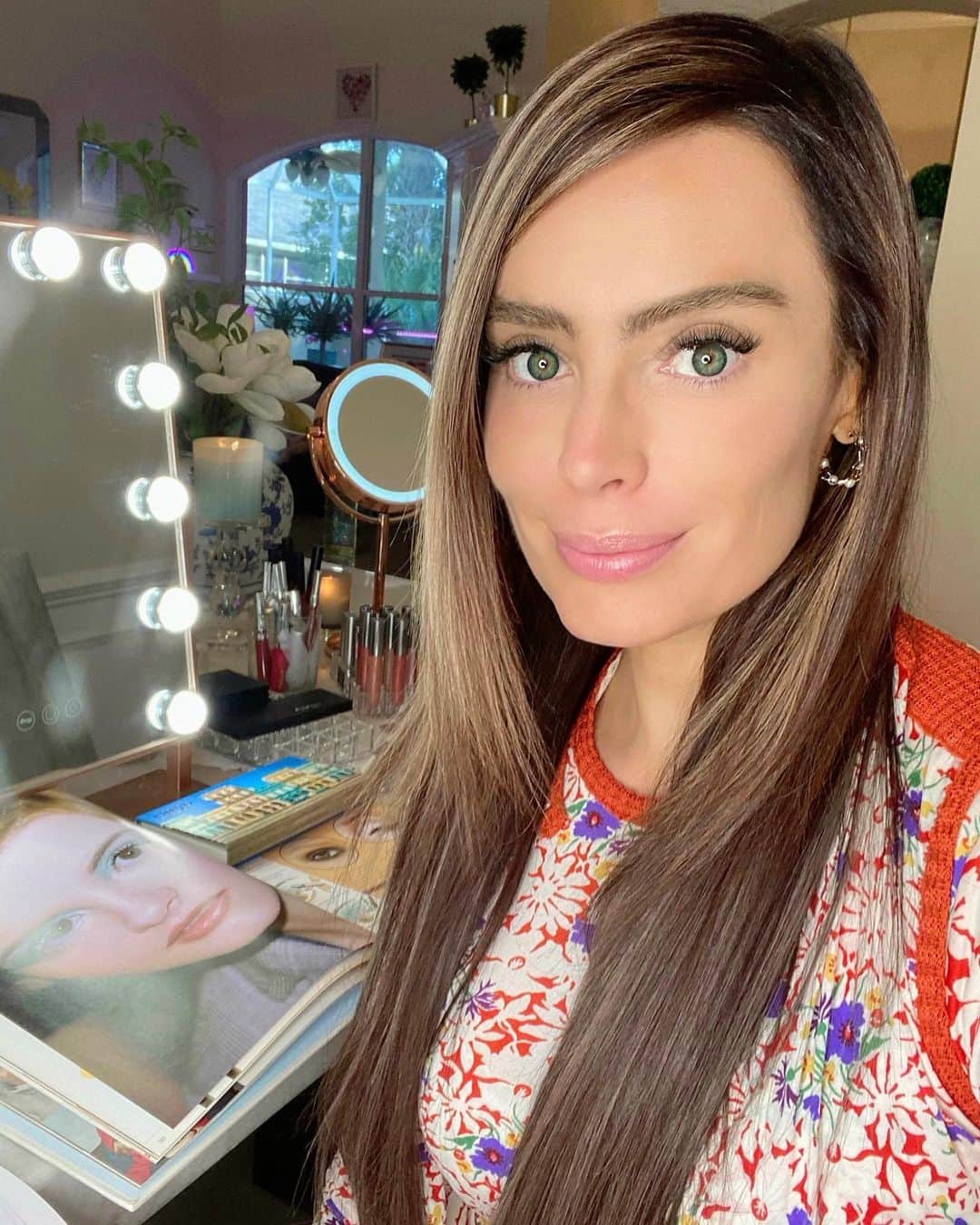 アンナ・ハウスのインスタグラム：「All Souls’ Day and preparations for Día de los muertos. Signing off but wishing you a fantastic weekend 🇲🇽😘❤️ xo, Yoanna #saturdayvibes #missoni #vanity」