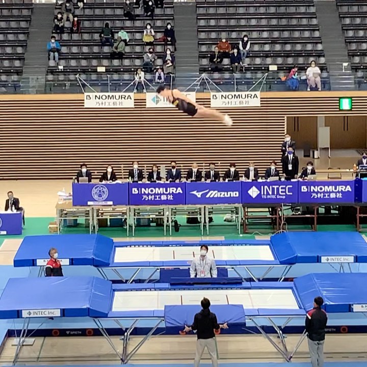 棟朝銀河のインスタグラム：「全日本選手権1日目、予選終了！ 個人4位、シンクロ6位で共に予選通過しました！ 思い立ったのでたまには大会の動画のせます笑  くだらないアクシデントで練習できず、治療しつつ突貫工事で進めたので技が間に合わず一部構成変えたりもしましたが、何とか形にして演技できました.  明日も淡々と自分との勝負！ やることやって生きて帰る！笑  #SEIKO #trampoline #トランポリン 全日本 #三重 #四日市 #decent #champion #championjp #西東京市pr親善大使」