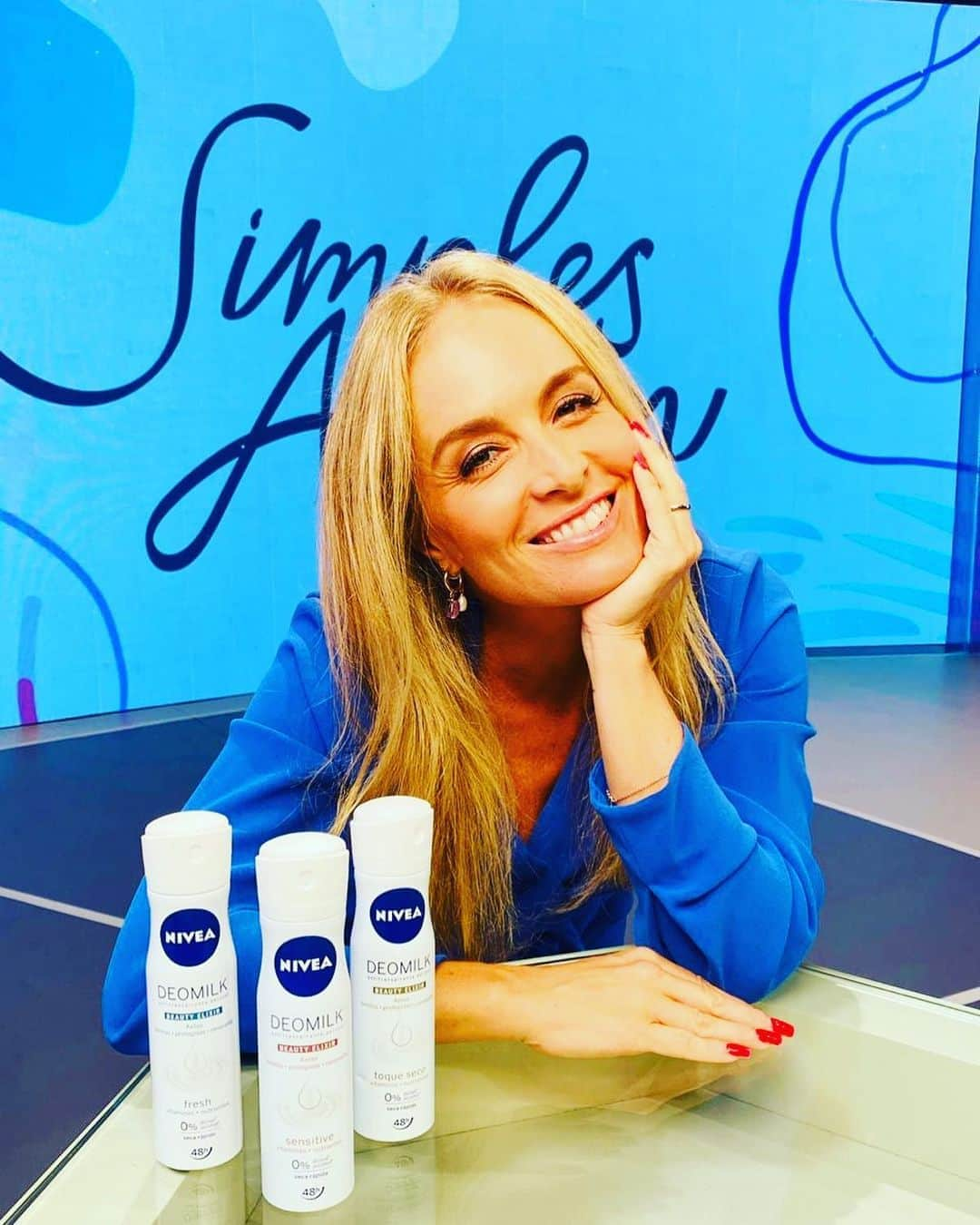 アンジェリカさんのインスタグラム写真 - (アンジェリカInstagram)「O Simples Assim de hoje vai falar sobre Vaidade e vai contar com um convidado mais que especial: o NIVEA DEOMILK! O novo antitranspirante da NIVEA é um elixir de beleza que deixa a sua rotina de cuidados com a pele ainda mais completa, para axilas bonitas, macias e renovadas 💙Porque se sentir bonita e bem cuidada também é o caminho para uma vida mais feliz. #SimplesAssim #NIVEA #AbraceOCuidado #publi」11月1日 0時13分 - angelicaksy