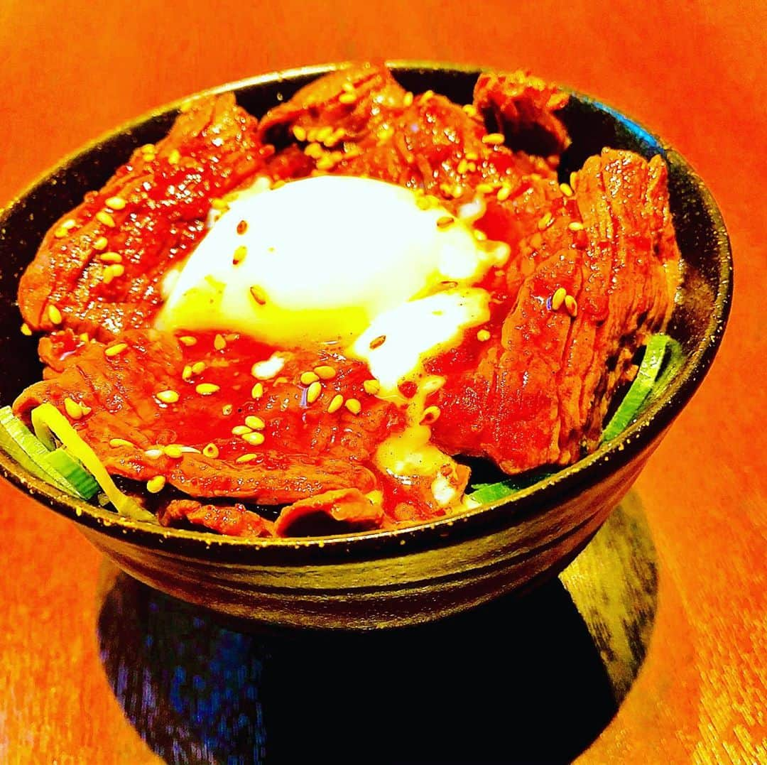 弁慶 鳳駅前店さんのインスタグラム写真 - (弁慶 鳳駅前店Instagram)「✨牛ハラミ丼✨  いつもご利用頂き、ありがとうございます😊  ついに❗️ メニューに「牛ハラミ丼」を追加させて頂きました🎉  自家製のタレに漬け込んだハラミを炭火で焼き、あつあつのご飯にのせて最後には温泉卵をのっけちゃいます😆  温泉卵を割って絡めて食べてください✨  ぜひご賞味あれ🎵  #大阪 #堺市 #鳳 #鳳駅 #鳳駅前 #鳳駅前店 #弁慶 #弁慶鳳店 #居酒屋 #個室 #個室居酒屋 #炭火焼き #肉炉端 #肉 #ハッピーアワー #飲み放題 #プレミアムモルツ #こだわり酒場レモンサワー #牛ハラミ丼 #牛ハラミ #牛 #牛肉 #肉料理 #温玉 #自家製タレ」11月1日 0時19分 - otori_benkei