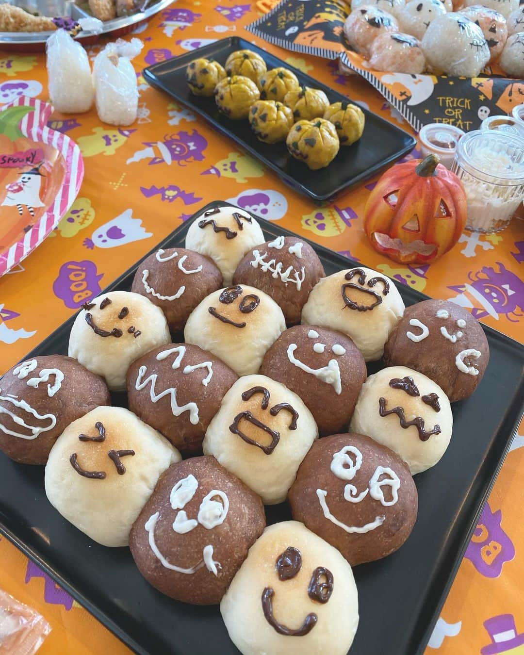 田中涼子のインスタグラム：「ハロウィンおうちパーティー🎃  ちっちゃい子いっぱいのハロウィンはみんな両手が空かずひっちゃかめっちゃかだったけど楽しかったぁ♫  朝は幼稚園もあったから準備間に合わず、海苔やめてマジックで書いちゃった🍙  #ハロウィンおにぎり  #ハロウィン」