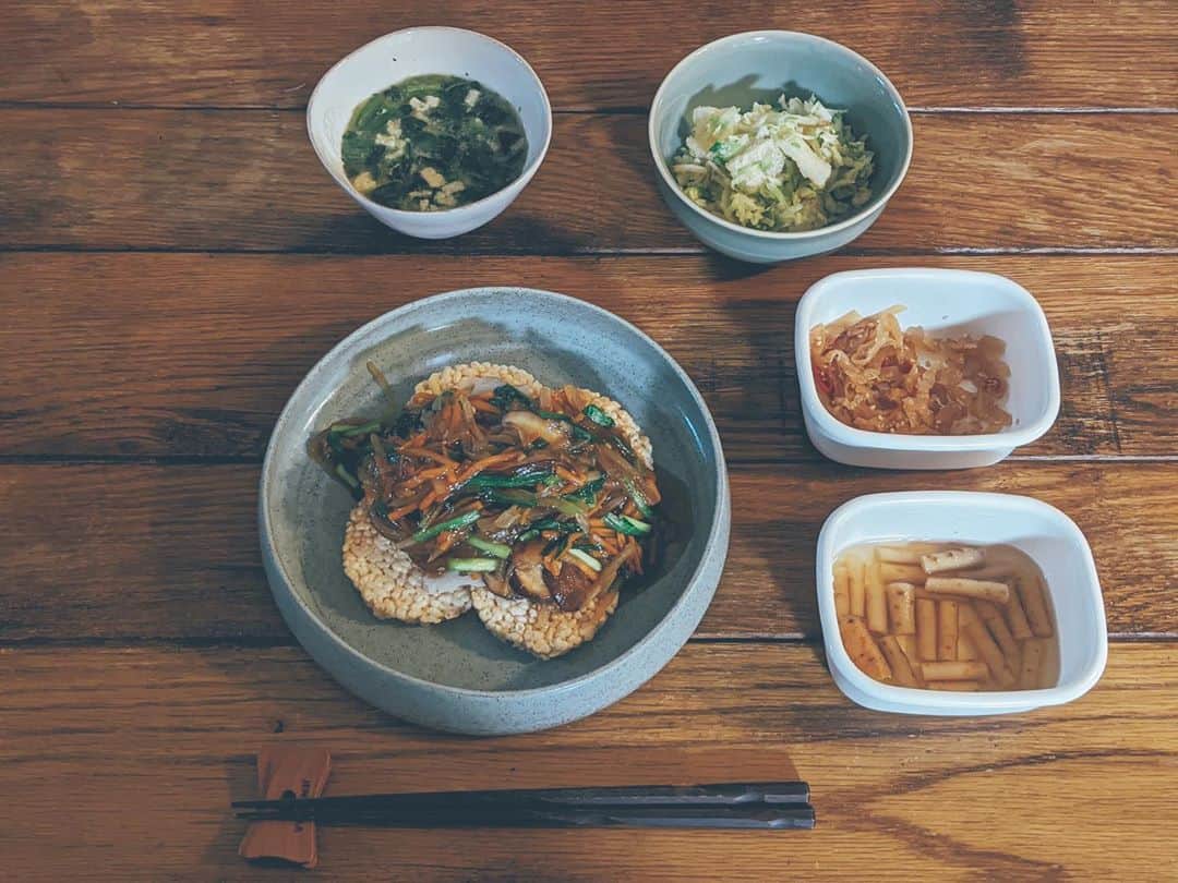 藤田敦子のインスタグラム：「ㅤ 【#blendakitchen 】 Dinner すごいぜ @oisix さま❤️ 数分でこれができた🙌 中華あんのおこげと、キャベツとお揚げのサラダ。 オイシックスのPRみたいなってるけど 全然関係ないよん笑笑 ㅤ パルシステムのゴボウの漬物と中華クラゲ、 コスモス食品さんのフリーズドライ味噌汁で 簡単すぎる夜ご飯😘 中華クラゲなければヴィーガンだったね、惜しい！ ㅤ 夫はゴルフの練習でごはん別々だったので 同じセットを後で作りました😉」