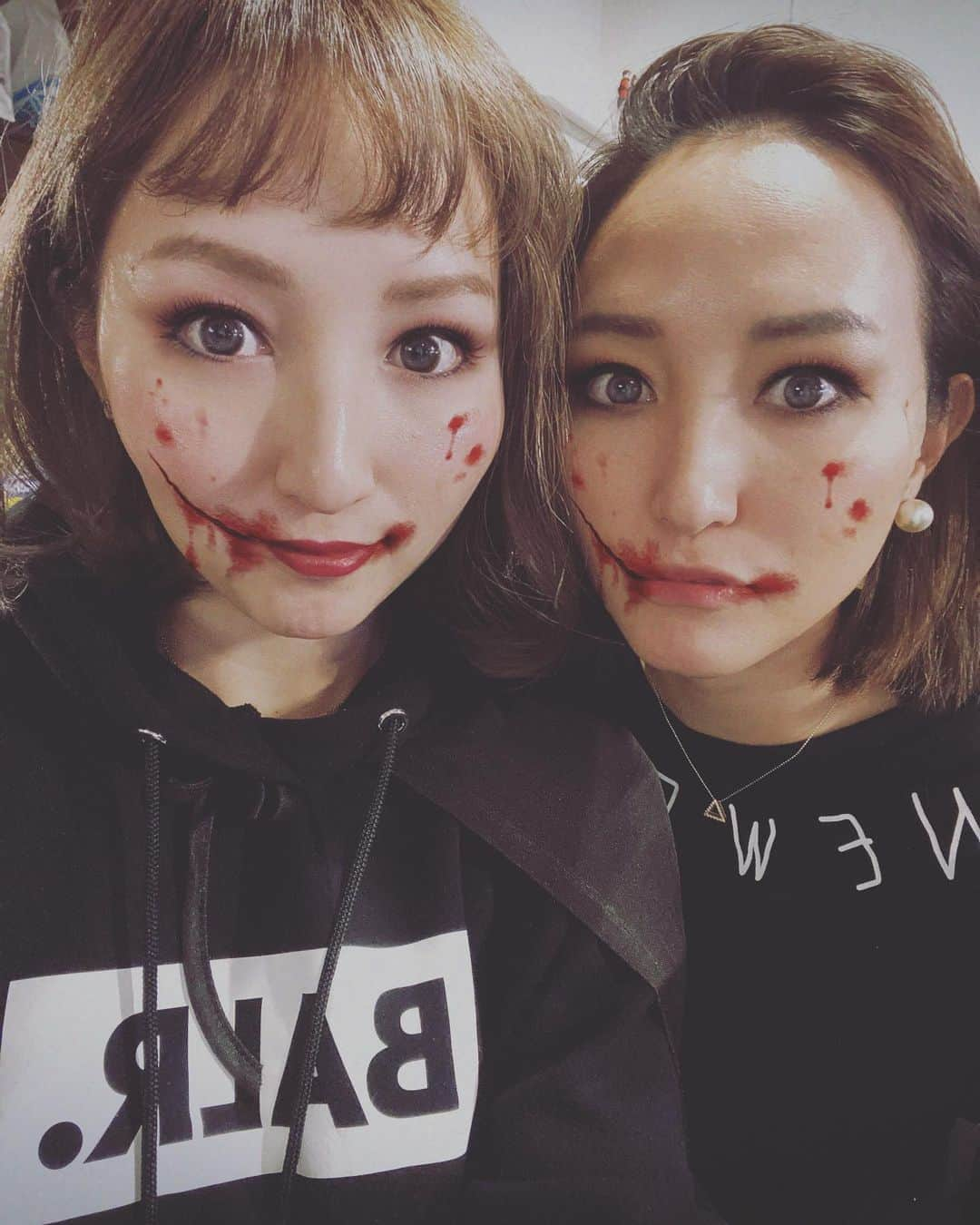 木村真野・紗野さんのインスタグラム写真 - (木村真野・紗野Instagram)「❷🎃✝️Happy halloween👻. アプリって便利だね📱📸笑. . #halloween #十字架　#cross #シスター　#ハロウィン　#アプリで仮装　#maya #saya #twins #twinstagram #双子　#2 #BALR #newera #ボーラー　#ニューエラ　@balr_jpn @newerajapan」11月1日 11時14分 - mayasaya_kimura