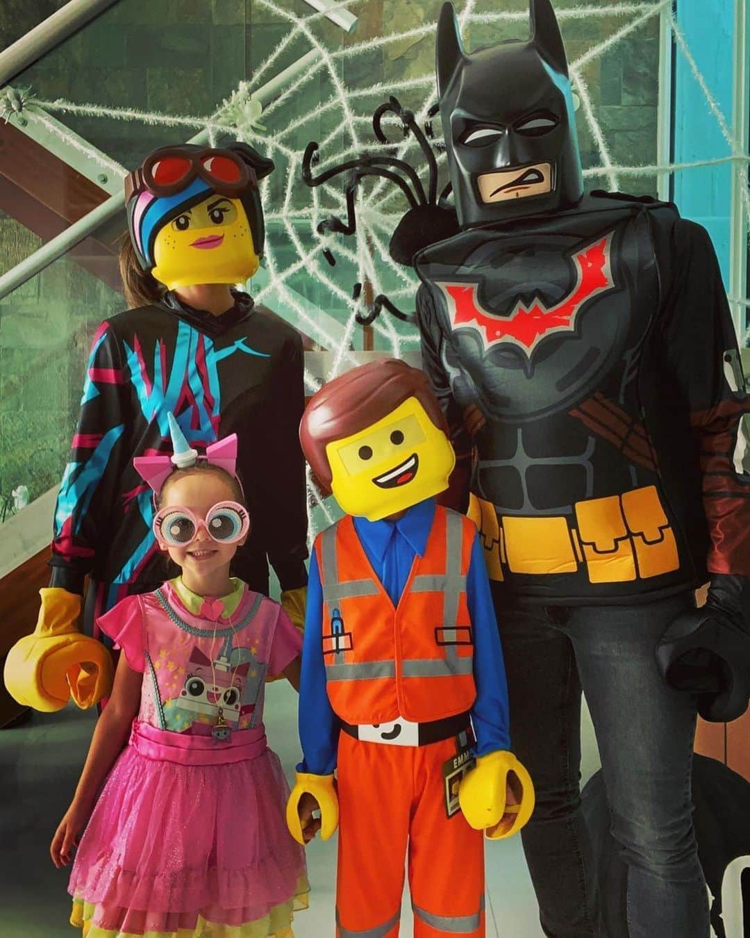 Despierta Americaさんのインスタグラム写真 - (Despierta AmericaInstagram)「@satchapretto y su familia ・・・ Happy Halloween! #LegoMovie2 #halloween」11月1日 11時06分 - despiertamerica