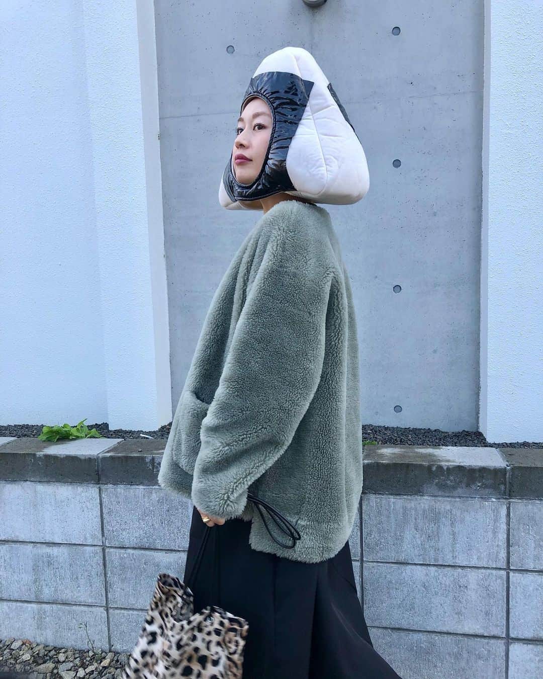 ◆miki◆のインスタグラム：「* * 🍙🍙🍙 * 悩んだ結果わしはオニギリにしたわ ブラックのワンピースは海苔を演出 グリーンのアウターは漬け物を演出してみた  このまま運転して信号待ちしてたら 指さしてワロてるカップルいたわ (あっちも停車中)  人に対して指をさすなぁぁあっ‼️ よそ見をすなっ‼️あっぶない‼️ 集中力を高めろぉ‼️  と、心の中で叫びながら 流し目で運転してやったわ‼️  久々にオニギリ被ったけど ホント防寒に最適だと思った❄ 頭から耳まで暖かい☺️ これでマフラー巻けば まぢで無敵じゃわ‼️  スキー場で被ったろ‼️‼️‼️  #母ちゃんのootd #ママコーデ #ママファッション #アラフォーコーデ #アラフォーファッション #オニギリ #おにぎり #おにぎりおばさん #🍙 #ハロウィン #Halloween #happyHalloween」
