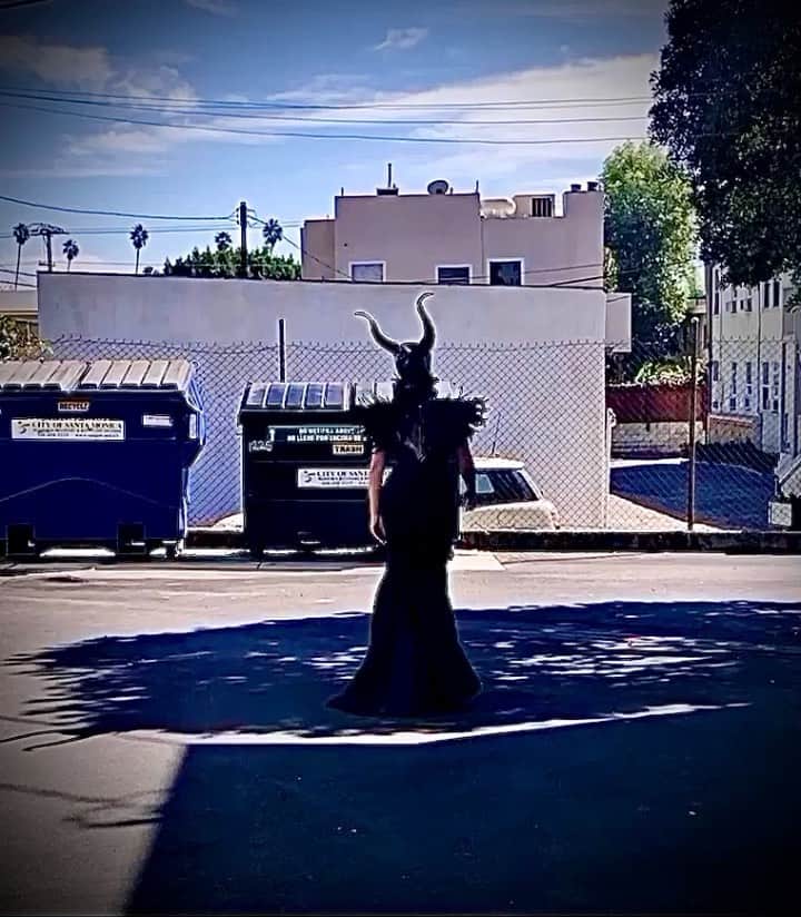 ヤスミン・アル＝マスリーのインスタグラム：「I can’t believe I did this but I did this.. My first time dressing up for Halloween.. I used to be scared of this Holliday!! 🎃 but now I am like #happyhalloween bitches because 2020 makes It the least scary thing on my mind 👻 👻👻👻👻👻 🦠 🦠 🦠 🦠 🦠 .. my humble attempt to being #malificient first #halloween」